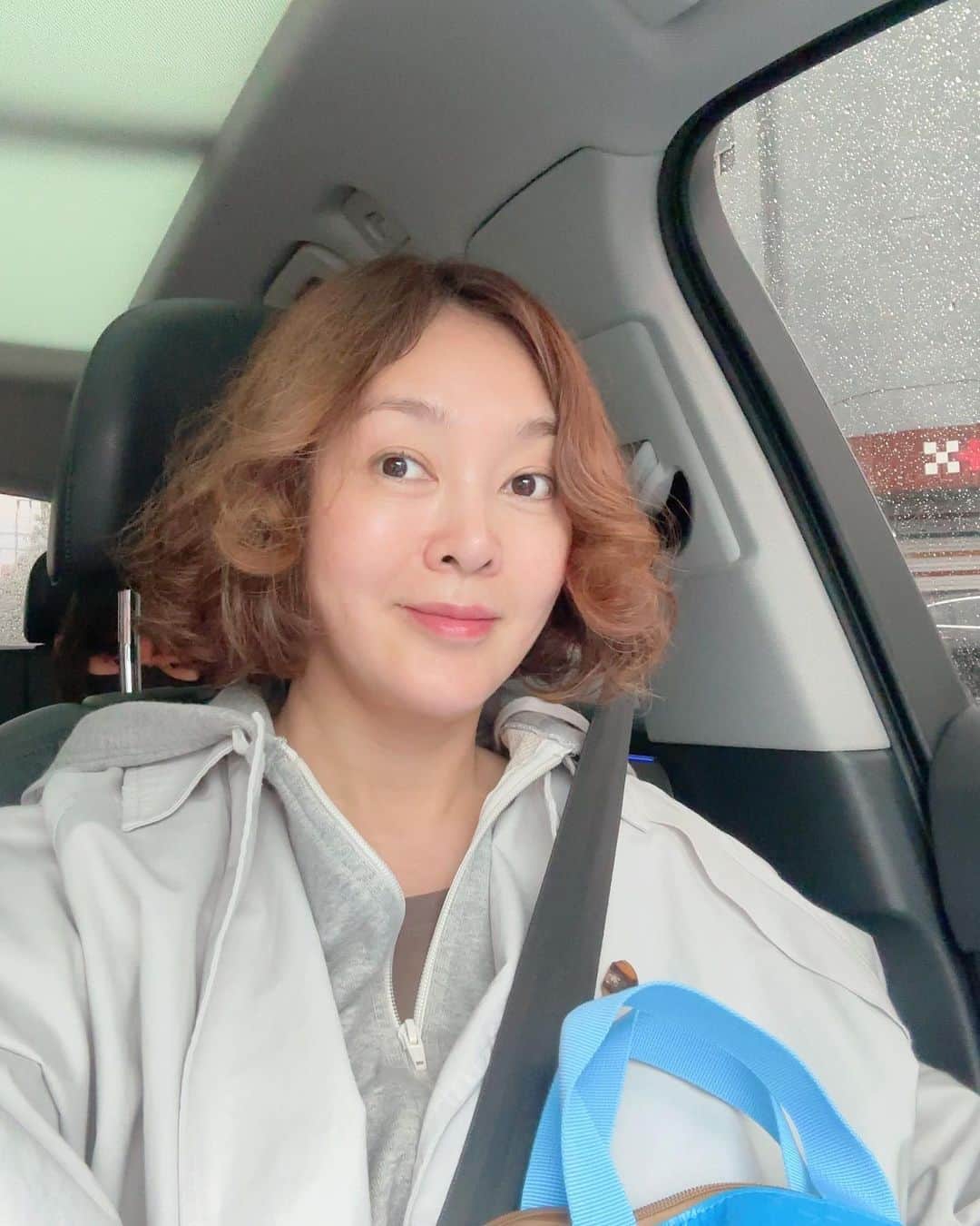 イ・スンヨンさんのインスタグラム写真 - (イ・スンヨンInstagram)「주룩주룩  비야 그만와줘~~~~ㅜㅜ   날씨와 다르게  산뜻 그 자체인 가방👛   우중충 할 때 일수록  작은 소품이라도  상큼함을 잃지 말자구요ㅋㅋ  #비오는날은 #상큼발랄가방 #😜 #ootd #운동가족패션~」5月28日 18時58分 - leesyaram