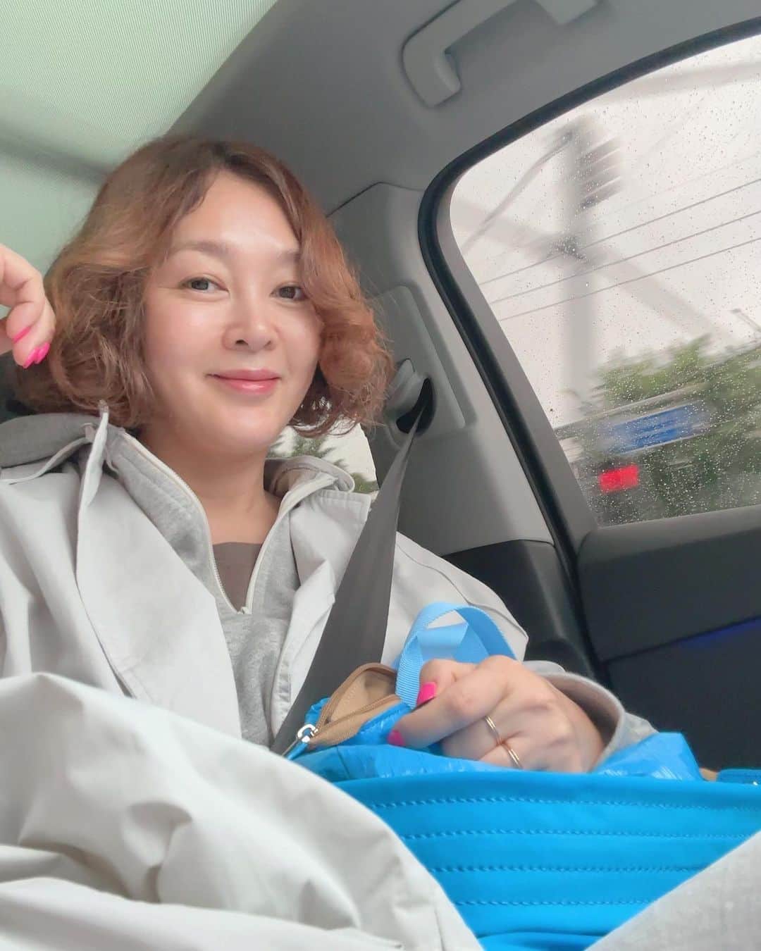 イ・スンヨンさんのインスタグラム写真 - (イ・スンヨンInstagram)「주룩주룩  비야 그만와줘~~~~ㅜㅜ   날씨와 다르게  산뜻 그 자체인 가방👛   우중충 할 때 일수록  작은 소품이라도  상큼함을 잃지 말자구요ㅋㅋ  #비오는날은 #상큼발랄가방 #😜 #ootd #운동가족패션~」5月28日 18時58分 - leesyaram