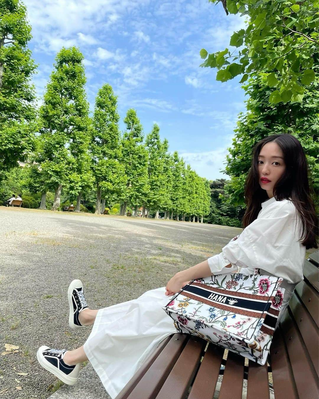 松島花さんのインスタグラム写真 - (松島花Instagram)「: #私服 🌼🐝 デニムばっかりなので、 たまにはワンピース☺️🩷 5月も終わっちゃいますね🌳 : #ootd #outfit #hanaoutfit  #dior #booktote #花私服」5月28日 18時59分 - hana_matsushima_official