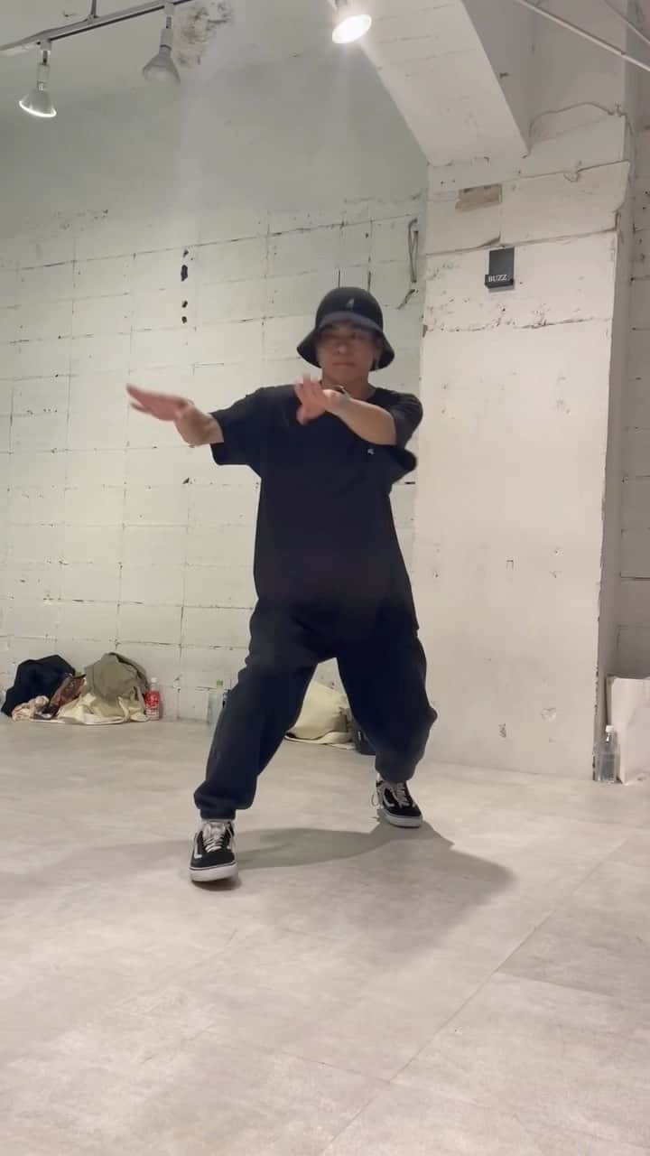 古謝那伊留のインスタグラム：「今日はダンスレッスン初心者クラスでした🕺  踊りたいと思っていた楽曲なので凄く踊りやすく 楽しく振り付けを作ることが出来ました✨  音を沢山取りつつ楽しい振り付けをモットーにこれからも沢山振りを作りますよ☺️✨  美しい鰭 / スピッツ  #choreographer #コレオグラファー #美しい鰭 #スピッツ #DANCE #ダンス」