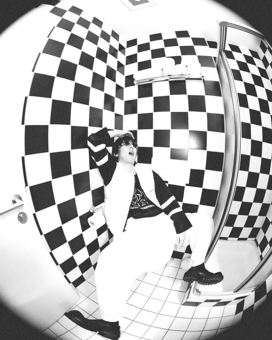 野田洋次郎さんのインスタグラム写真 - (野田洋次郎Instagram)「⚪️⚫️⚪️⚫️⚪️⚫️⚪️⚫️  since the bathroom was all Black & White tile, and I was wearing Black & White I had to take a photo of it. 🤓  #radwimpseuropeantour2023  #Cologne  📷 @takeshiyao」5月28日 19時03分 - yoji_noda