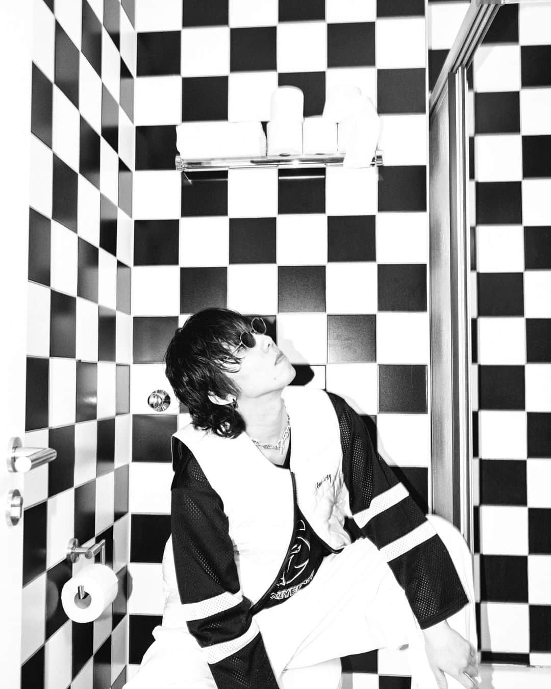 野田洋次郎さんのインスタグラム写真 - (野田洋次郎Instagram)「⚪️⚫️⚪️⚫️⚪️⚫️⚪️⚫️  since the bathroom was all Black & White tile, and I was wearing Black & White I had to take a photo of it. 🤓  #radwimpseuropeantour2023  #Cologne  📷 @takeshiyao」5月28日 19時03分 - yoji_noda