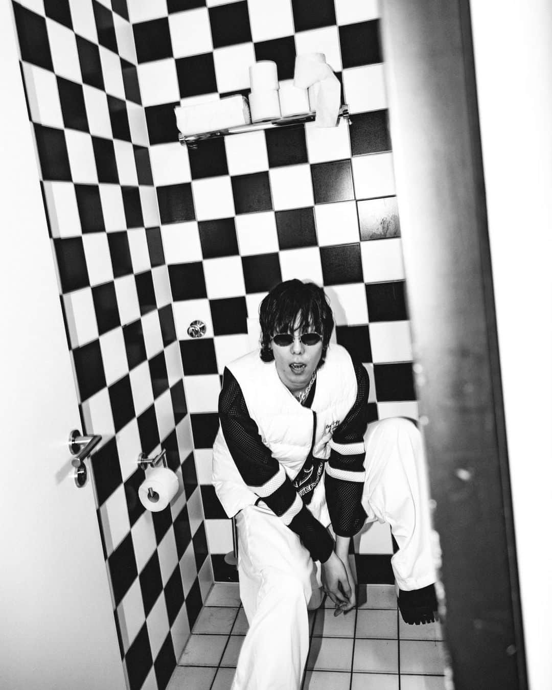 野田洋次郎のインスタグラム：「⚪️⚫️⚪️⚫️⚪️⚫️⚪️⚫️  since the bathroom was all Black & White tile, and I was wearing Black & White I had to take a photo of it. 🤓  #radwimpseuropeantour2023  #Cologne  📷 @takeshiyao」