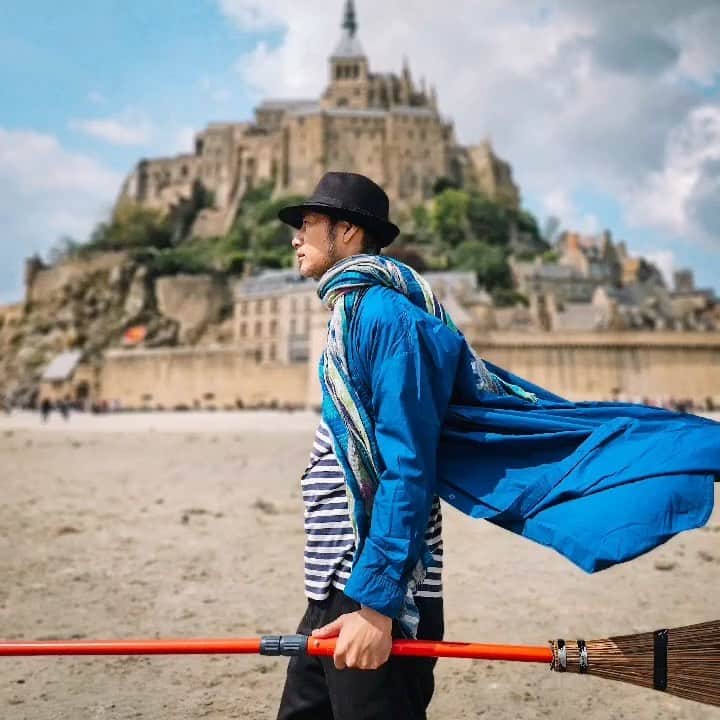 halnoのインスタグラム：「Galaxy S23 Ultraを持ってヨーロッパとアフリカを旅しています。 フランス🇫🇷のノルマンディー地方にあるモン・サン・ミッシェルとアタシの画像見てください。 これ、過去のスマホでは出来なかった(もしくはクオリティが低かった)背景ぼかしの機能「ポートレート撮影」で撮った写真です。  任意で簡単にぼかしを調節して、やり直しもできる、って凄くない？意味わからん(笑)  夜にも圧倒的に強くて、 背景のぼかしも圧倒的に自然で、 拡大にも強くて、 二億画素も撮れて、 Galaxy S23 Ultra、死角なし。 (正直二億画素は容量が大きいので日常使いより特別なシーンでの撮影向けの印象ですが)  高機能がありすぎて、撮影もスムースで、大きな時代の転換期を感じてしまいます。  ーーー もう少しフランスを回って、その次はスペイン🇪🇸へ。旅はまだまだ続く。 ストーリーズ更新してるのでみてね！  @samsungjpn #GalaxyS23Ultra #TeamGalaxy #ambassador #withGalaxy #Galaxyのある生活」