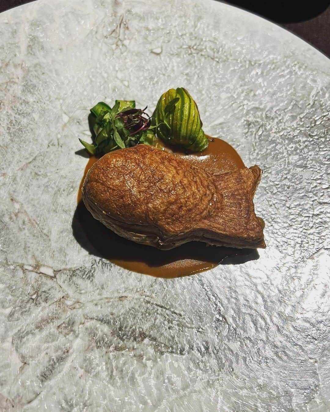 川島幸美のインスタグラム：「たい焼きじゃなくて お魚パイ包み焼き🐟だよ〜 どのお皿も四季を感じるアートの様で、遊び心もあり 楽しませてくれるフレンチ🇫🇷 "Sincere"  白トマトのムースや綺麗な5種アミューズ、 稚鮎のフリット、海の幸のパルフェ、 Staubで調理した白海老ご飯などなど.... シーフードがたっぷりで大満足❤️  石井シェフの温かな思いが伝わるフルコース 美味しかったです☺️ ご馳走様でした🙏」