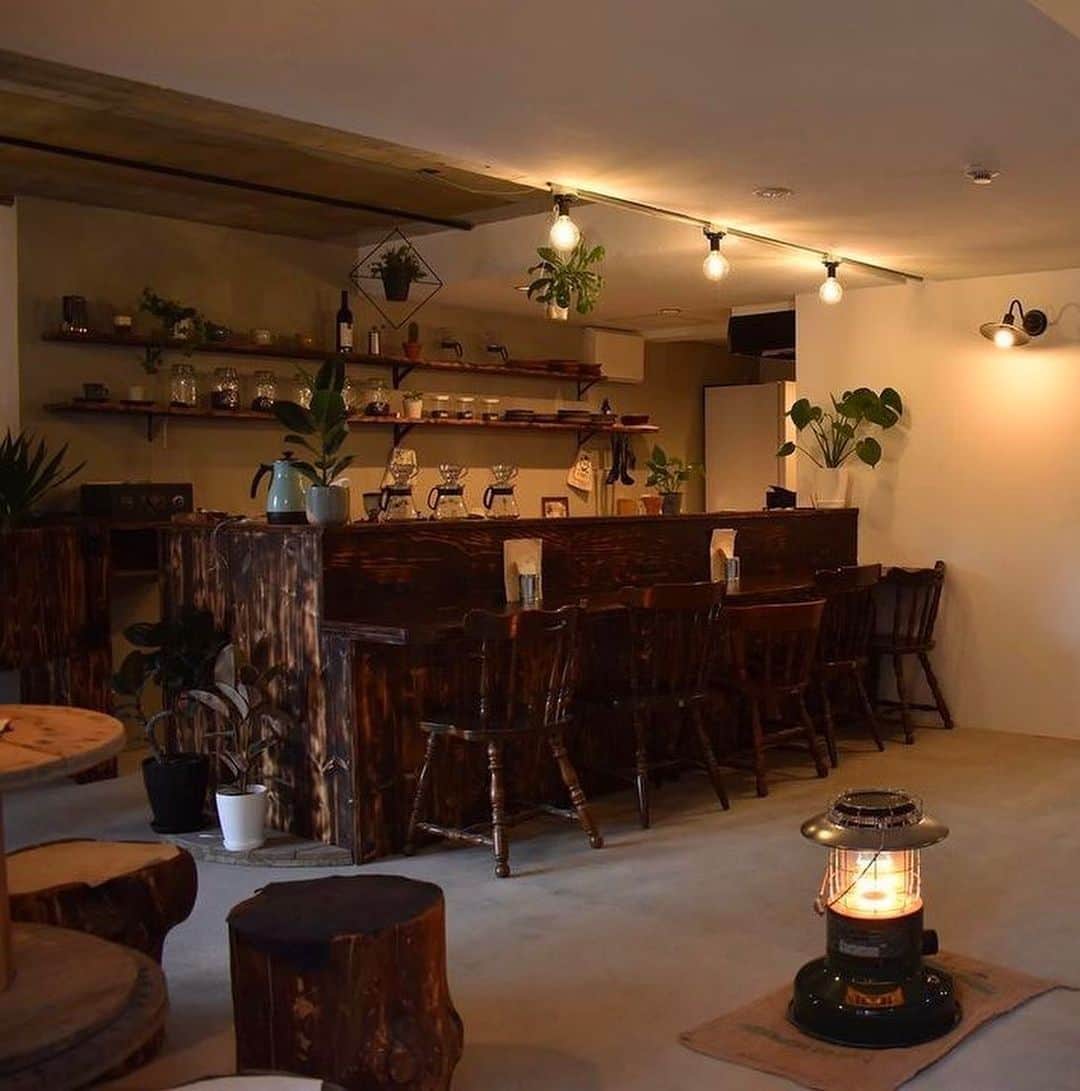 UNWIND HOTEL&BAR THE LODGE-LIKE HOTELのインスタグラム：「おすすめスポット紹介▷▷ 【 fog.(フォグ)】  今年1月にオープンした市電通り沿いにあるカフェ  こだわりのあるインテリアと木のぬくもりを感じられるゆったりとした空間 心地がよく、思わず長居したくなってしまう店内。  人気のオープンサンド　スモークサーモン たっぷりのクリームチーズとオリーブに間違いなしの組み合わせ。添えられているポテトは甘くて美味しいんです。  “ここではどなたでもただの人” メニューやショップカードに記された言葉の通り、肩の力を抜いて過ごせる場所です。  📍お店情報 住所 : 札幌市中央区南11条西6丁目1-27 営業時間 : 10:00〜22:00 アンワインドから徒歩7分🚶‍♀️  🏕️@unwind_hotel_sapporo ---- ロッジライクの非日常感な体験ができる ライフスタイルホテルです。 ---------------------------------  #explorelively #unwindhotelandbar #unwindhotelandbarsapporo⁠  #ペンドルトン  #pendleton  #薪ストーブのある暮らし #ログハウス #ロッジ  #札幌ホテル #北海道ホテル #ホカンス #ホテル巡り #ホテル女子  #ホテルライフ #ホステル #デザインホテル #中島公園 #おすすめスポット   #hotel #hokkaido #trip #hokkaidosgram #hokkaidolikers #japantrips #pendleton」