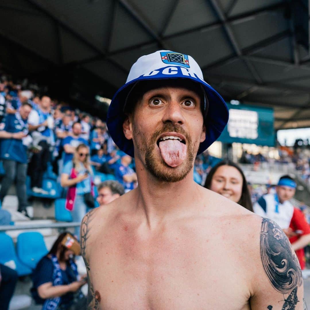 のインスタグラム：「Wir haben es wieder geschafft!!!  Der @vflbochum1848.official bleibt wo er hingehört!!  Es war eine enorme Energieleistung die unglaublich viel Kraft gekostet hat! Jede Sekunde die wir leiden mussten hat sich gelohnt um am Ende wieder einmal feiern zu können! Jahr für Jahr schreiben wir mit diesem einzigartigen Club Geschichte und es war bis hierher wie in einem Traum! Wenn ich an die letzten 4 Jahre denke, dann war das vom Fastabstieg in die 3.Liga bis zu diesem Zeitpunkt nicht vorstellbar! Einfach nur DANKE für ALLES! Der VfL Bochum bleibt erstklassig!!! 💙🤍」
