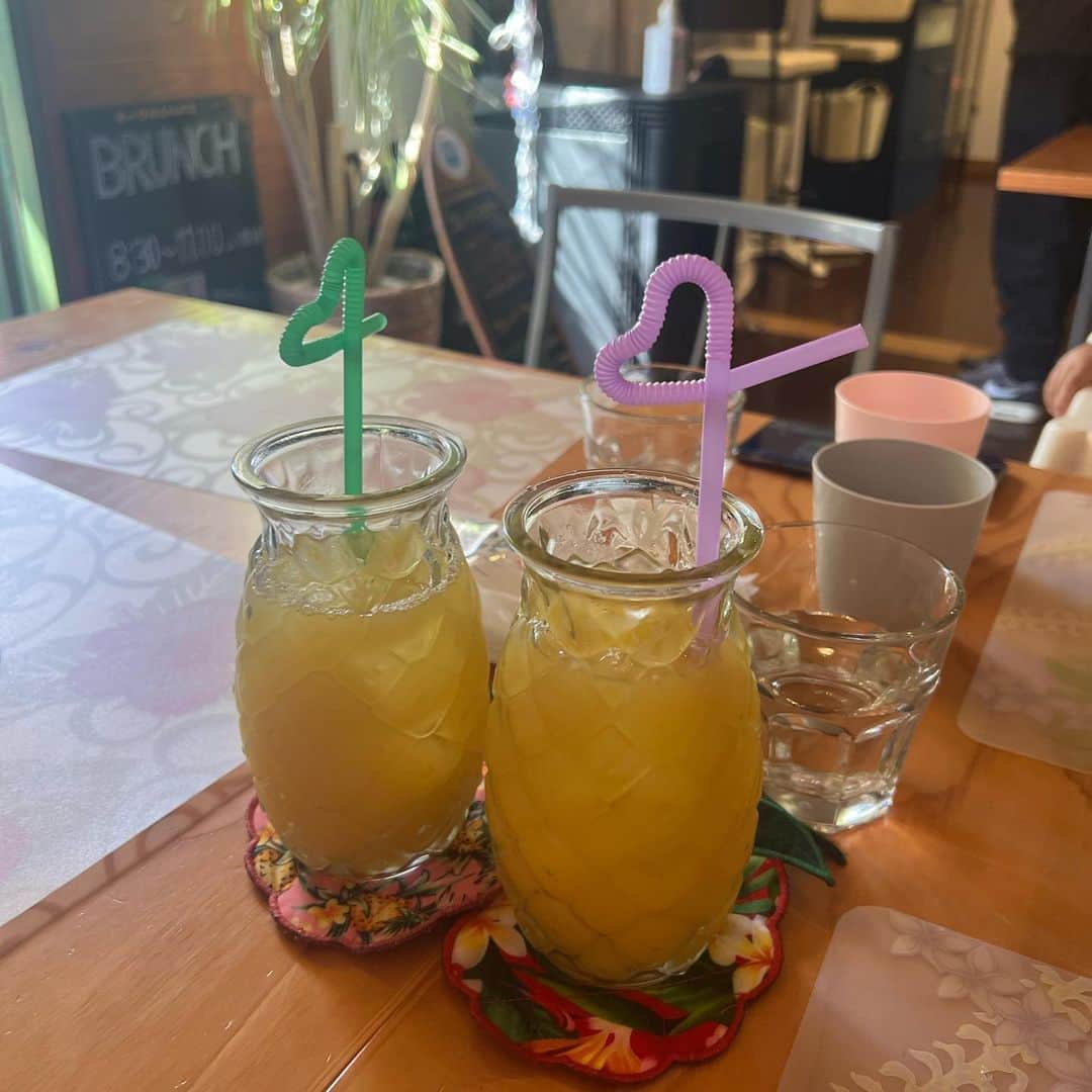 8utterflyのインスタグラム：「Hawaii⁇🖤  公園で遊んだ後 茅ヶ崎でブランチを探して 運良く見つけたお店  美味しかった🖤  ボリューム満点で余ったらtakeout🥡OKでフードロスへのご配慮も。  ハワイ空間だったよ🌺 パイナップルのコースターがとっても可愛かった‼︎  フィッシュ&チップス チリソースのホットドッグ ハウピア ハンバーガー  色々頼んでしまいました  お騒がせしました🙏」