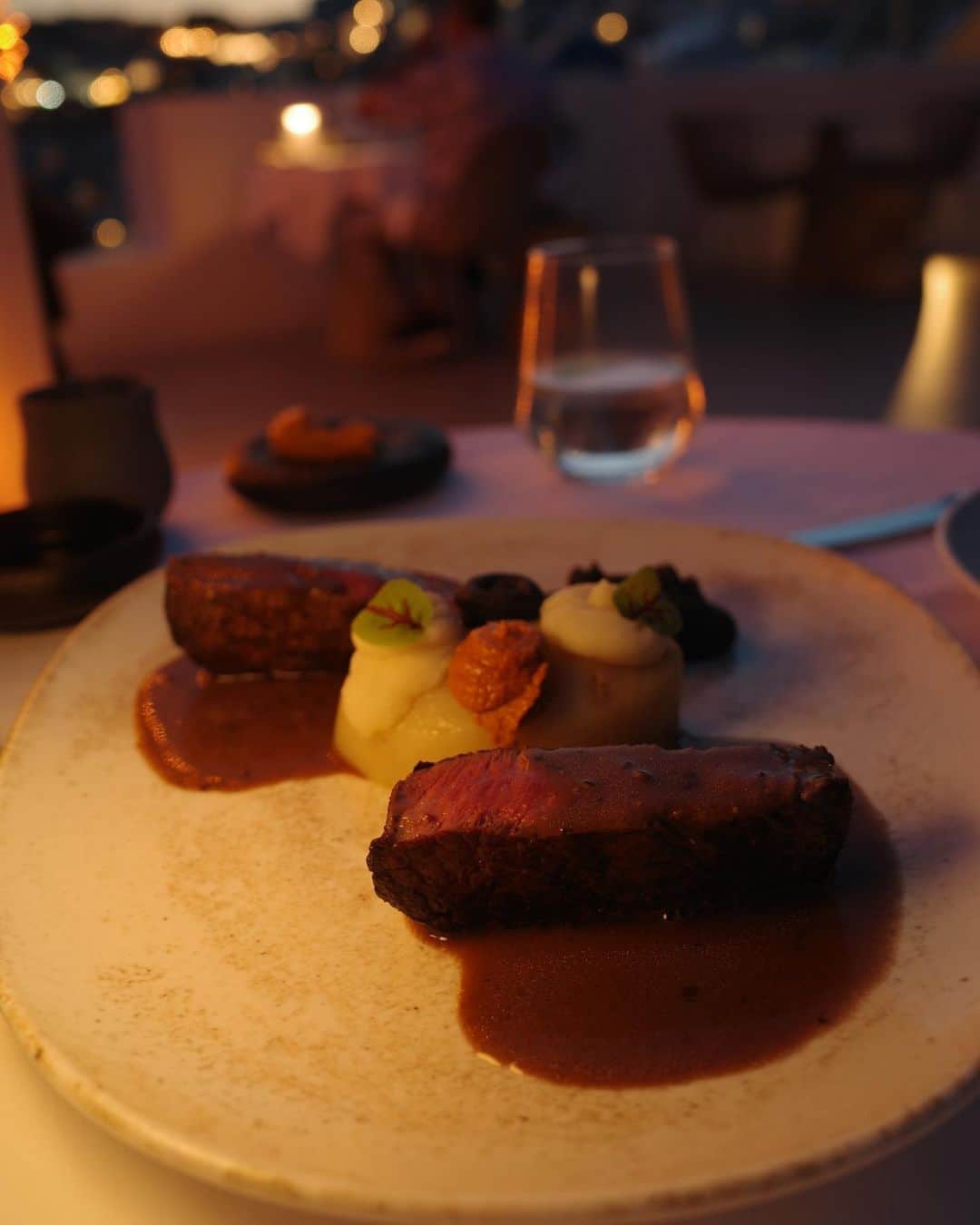 佐々木彩乃さんのインスタグラム写真 - (佐々木彩乃Instagram)「📍 Greece ,Santorini  ホテルでの夕食に初おろしワンピース。 綺麗なドレープに高級感のある素材感で雰囲気にぴったりだった✨ サンセットを見ながらどれも美味しいご飯で最高でした🫶  この日は船の上で寝てたから変な所にブレス焼けしている😂 w」5月28日 19時15分 - ayano__sasaki