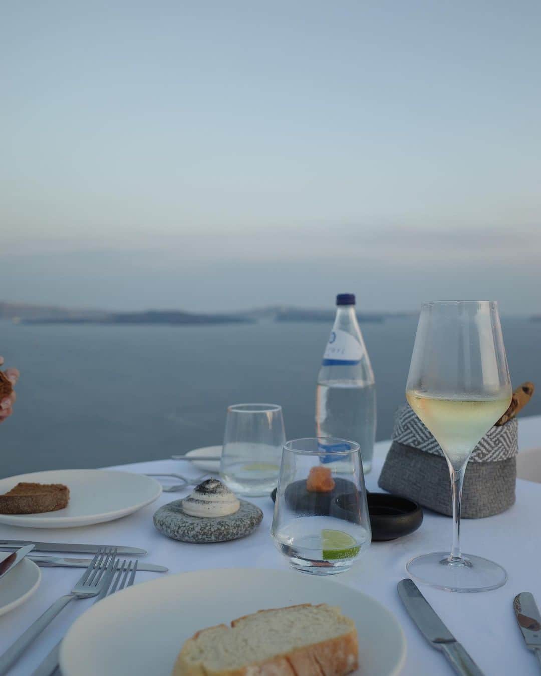 佐々木彩乃さんのインスタグラム写真 - (佐々木彩乃Instagram)「📍 Greece ,Santorini  ホテルでの夕食に初おろしワンピース。 綺麗なドレープに高級感のある素材感で雰囲気にぴったりだった✨ サンセットを見ながらどれも美味しいご飯で最高でした🫶  この日は船の上で寝てたから変な所にブレス焼けしている😂 w」5月28日 19時15分 - ayano__sasaki