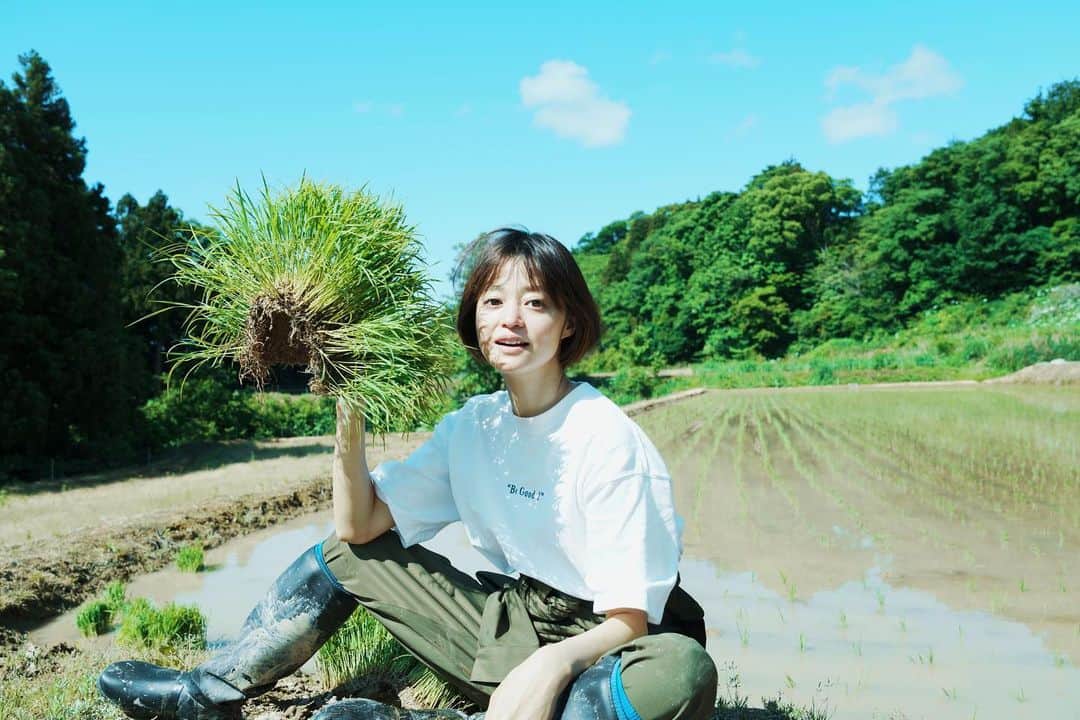 のインスタグラム：「. 農繁期と地方撮影が重なった ハードな1週間が終了🌾  体力的にはヒィっと思う日もあったけれど、 いい汗かいて、 おいしい山菜を沢山いただいて この素敵な景色や美味しいお米を守り続けたいな、 頑張ろうと改めて感じる時間となりました。  そして、今回はなんと！ 古くからの友人で作家の 佐々木典士さんも お手伝いに来てくれてアスパラ畑も整えました🌱✨  フミは私が20歳の時に作ったクロアチアでの 写真集の担当編集者さんなのです☺︎ こうして一緒に農業してるなんて、 びっくり&感慨深い気持ちでした。  #新潟 #農繁期 #田植え #農業女子」