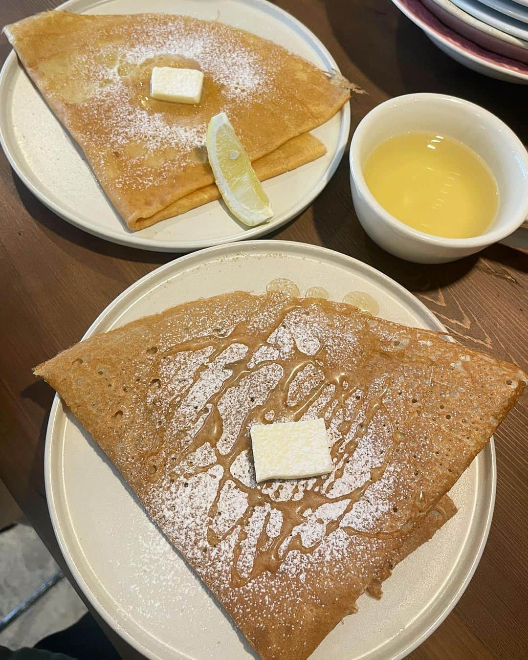 もーさんさんのインスタグラム写真 - (もーさんInstagram)「(*˘︶˘*).｡.:*♡ ♡♡♡ ガレットランチ♡ ・ 📍Kitica(キチカ) @kitica.g  ・ 移転してからは 初めて♡ ・ ◎menu 1 ¥1350 ♦サラダ ♦ハム、卵、チーズ ♦そば茶 ・ ◎ment2 ¥1500 ♦サラダ ♦好きなガレット ♦そば茶 ・ ＋¥300で デザートのミニクレープ ◎よつ葉バターとお砂糖 ◎よつ葉バターとそば粉ハチミツ ・ ガレットは ラタトゥイユにしました！ ・ 久しぶりのガレット♡ そば粉100%のガレットは カリッとして風味があって美味しい〜 ・ もちろん♡ ミニクレープも食べたよ〜 ・ クレープももっちりで美味しい💓 よつ葉バター👍 ・ カウンター席だったから 作るところ見られて楽しかった♡ ・ 待ってる人もいて とっても賑わったよ〜 ・ kiticaの看板は 同じだった〜❣️ ・ ・ *☼*―――――*☼*――――― ◇名古屋市熱田区神宮4-7-27 ◇11:00～ ◇052-683-1333 ◇月曜日 休み *☼*―――――*☼*――――― #kitica#キチカ#ガレット#クレープ#熱田区ランチ#名古屋ランチ#熱田区グルメ#熱田区スイーツ#名古屋グルメ#名古屋ガレット#名古屋スイーツ#愛知グルメ#熱田区カフェ#名古屋カフェ#よつ葉バター#そば粉のガレット」5月28日 19時16分 - mouusan