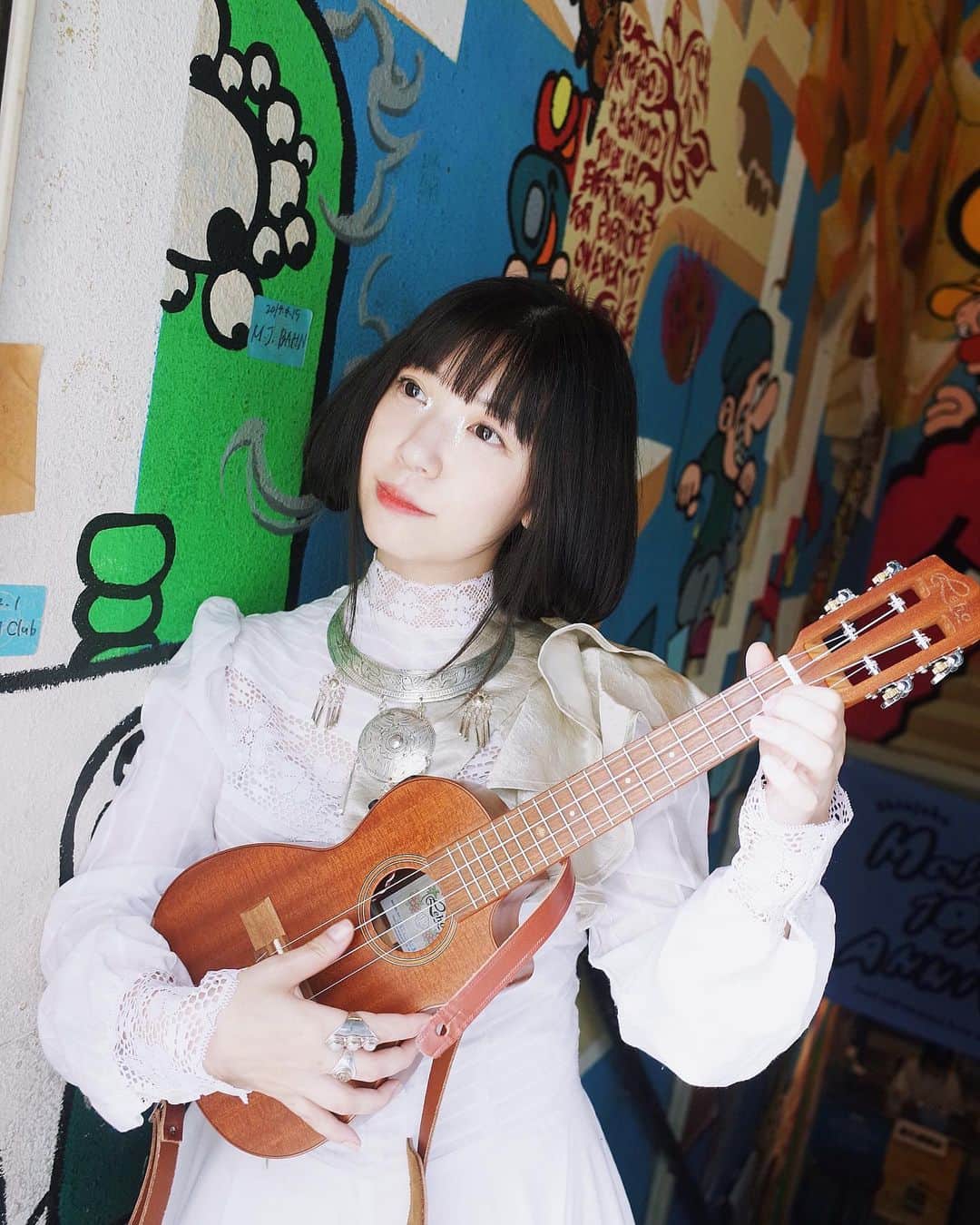 永原真夏のインスタグラム：「今日は音沙汰ライブ、ありがとうございました✧ ありり曰く「最近研ぎ澄まされている」ピアノが超チャーミングで、ライブ中自然と笑ってしまいました 大きな声で歌っておなかがすいた、お夕飯は麻婆麺！🍚  ✧ 𝓢𝓮𝓽 𝓵𝓲𝓼𝓽 ✧ 2023.5.20. at Shinjuku Marble  1.怪獣のあくび 2.春のファンファーレ 3.きれいなわたし 4.片目のロックスター 5.海と桜(朗読) 6.最高はこれから」
