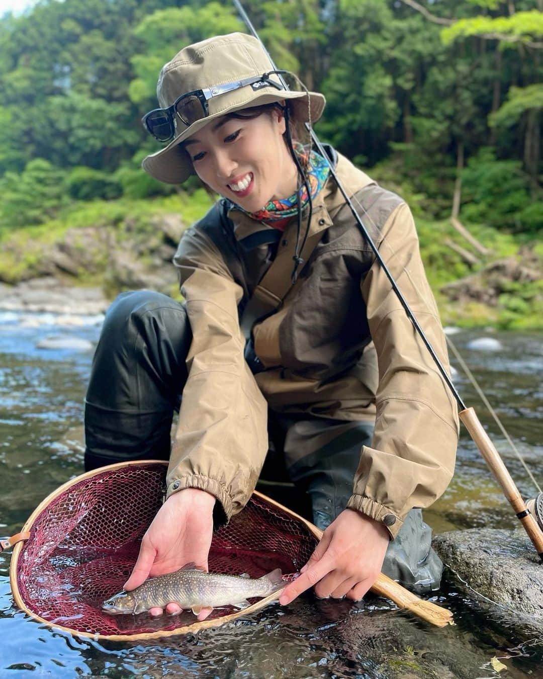 岡田万里奈さんのインスタグラム写真 - (岡田万里奈Instagram)「. . . . 先日行った山梨県桂川支流での綺麗なイワナ。 . ヤマメ狙いで前にも行った場所へ再チャレンジ🎣 . 前回はヤマメが爆釣したポイントで 残念ながらライズ無し、 ルアー流してもチェイス無しの渋い状況でした。 . しかし、ニンフにして一流し目、 勢いよく食ってくれたのはイワナちゃん。 しかも良い型です。 . イワナは去年の桂川以来の釣果！ 今シーズン初、そして新しく卸した @tiemcoflyfishing のJSTREAMに 入魂フィッシュとなりました！嬉しい！ . この様子はYouTube「おかまりチャンネル」でも 近々公開しますので、是非ご覧くださいね！ . . .  #イワナ #岩魚 #イワナ釣り  #桂川 #渓流 #渓流釣り #渓流フライフィッシング  #フライフィッシング #フライフィッシング女子  #フライタイイング #渓流釣り好きな人と繋がりたい  #flyfishing #flyfishingjunkie #flyfishinglife  #flyfishingadventures #flyfish #ladyangler  #trout #troutfishing #troutfly #troutflyfishing  #tiemco #orvis #jstream #foxfire #hardy  #fishinglife #fishingislife #catchandrelease」5月28日 19時20分 - lovendor_okamari