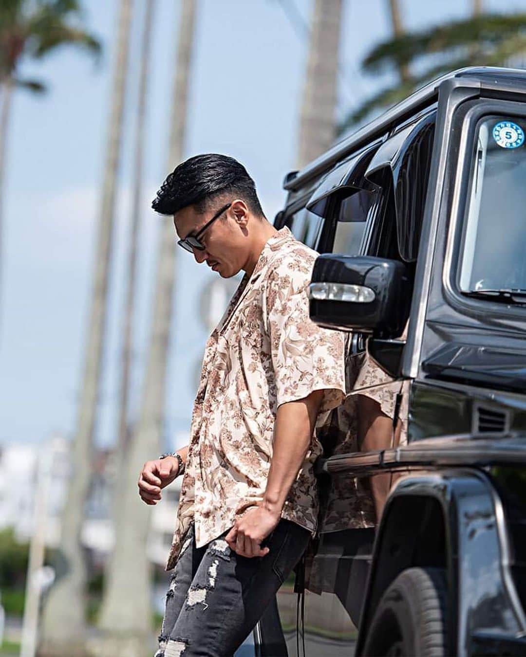 BITTER STORE OFFICIAL Instagramのインスタグラム：「. //季節感あふれる総柄シャツは街にリゾートに大活躍！//  ビッグシルエットのオープンカラーシャツはとろみ感のあるポリエステル生地でさらりとした着心地です😋💥  デニムパンツ(ジーンズ)はもちろんのことワイドパンツやスラックスなど様々なボトムスと相性抜群🔥  春服や夏のスタイリングには無地TシャツやワンポイントTシャツ、タンクトップなどの羽織としてシャツジャケットのような着こなしにもおすすめです✨  小僧感のない上品な大人柄シャツをぜひこの機会にお買い求めください😎  購入は写真をタップ！ 品番:care23-07  #bitter #bitterstore #mensfashion #mensstyle #メンズスタイル #メンズファッション #柄シャツコーデ  #柄シャツ #柄シャツ男子 #アロハシャツ #夏コーデ #デニムコーデ #リゾートコーデ  #サンダルコーデ」
