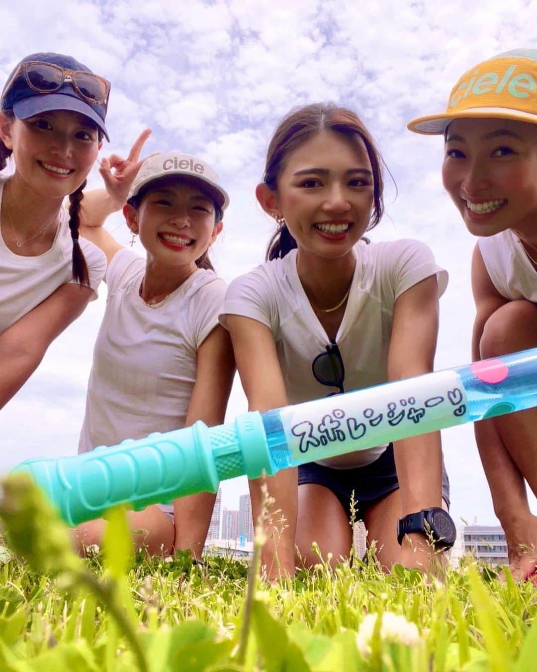 TOMOMIさんのインスタグラム写真 - (TOMOMIInstagram)「Today was a women-only event 😆❤️🏃🏿‍♀️ INFINTY× lululemon🍋 @morikawa.chiaki  @lululemonjp   1 hour endurance relay marathon🎽 TEAM Sporanger🫡❤️👭 @anna97114  @saachi_10  @misato1030   The baton is a soap bubble🫧 It was fun😁💓✨  It was the best event because there is also a rental buggy run and parents and children can enjoy it🥰🥰🥰  Even in the @vitamin.marathon ,  I incorporated the buggy run part🍊 I thought again that I wanted it to be more popular in Japan🥹🇯🇵✨  Thank you very much for the best time❤️✨  －－－－－－－－－－－－－－－－ 今日はちあきさん主催INFINTY× lululemon🍋女性限定イベントに参加して来ました😆❤️🏃🏿‍♀️ @morikawa.chiaki  @lululemonjp   1時間耐久リレーマラソン🎽ということで スポレンジャー結成🫡❤️👭 @anna97114  @saachi_10  @misato1030   バトンがシャボン玉🫧で一周走るごとにシール貼ってカウントしてたり みんなでわちゃわちゃすぎて楽しかったぁ😆❤️❤️❤️  レンタルバギーランもあって 親子で楽しめるイベントになっていて最高でした🥰🥰🥰  ビタミンマラソンでもバギーランの部を取り入れていたのだけど 日本でともっと普及したら嬉しいなって改めて思いました🥹✨  最幸な時間を本当にありがとうございました❤️✨  #athlete #running #marathon #trail #trailrunning #mountain #japan #runner  #尾藤朋美 #世界のBITOH #日本代表 #アスリート #ランナー #トレイルランナー #マラソン #トレイルランニング  #世の中で最も過酷なマラソン  #サハラ砂漠250kmマラソン」5月28日 19時23分 - tomomi_fitness