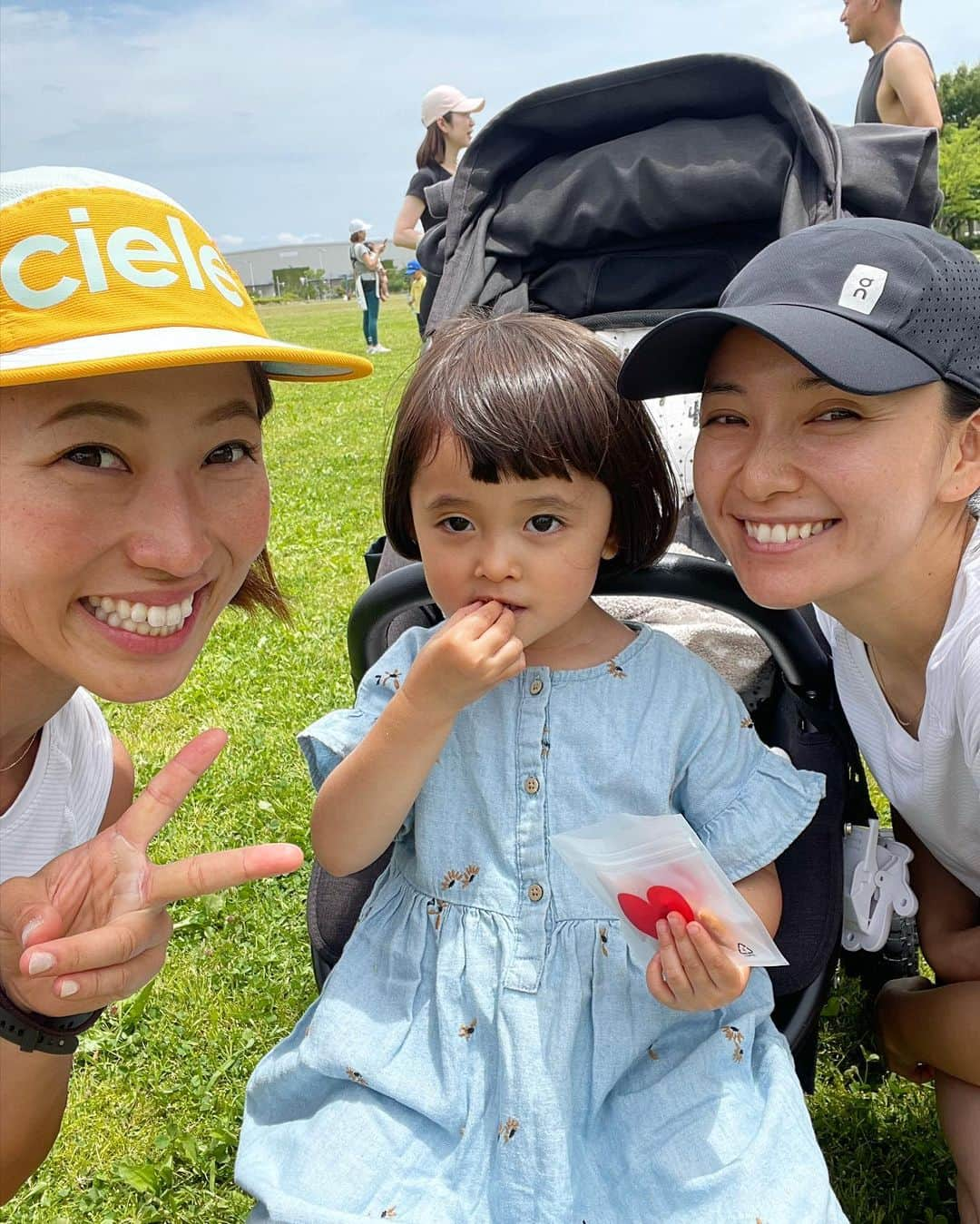 TOMOMIさんのインスタグラム写真 - (TOMOMIInstagram)「Today was a women-only event 😆❤️🏃🏿‍♀️ INFINTY× lululemon🍋 @morikawa.chiaki  @lululemonjp   1 hour endurance relay marathon🎽 TEAM Sporanger🫡❤️👭 @anna97114  @saachi_10  @misato1030   The baton is a soap bubble🫧 It was fun😁💓✨  It was the best event because there is also a rental buggy run and parents and children can enjoy it🥰🥰🥰  Even in the @vitamin.marathon ,  I incorporated the buggy run part🍊 I thought again that I wanted it to be more popular in Japan🥹🇯🇵✨  Thank you very much for the best time❤️✨  －－－－－－－－－－－－－－－－ 今日はちあきさん主催INFINTY× lululemon🍋女性限定イベントに参加して来ました😆❤️🏃🏿‍♀️ @morikawa.chiaki  @lululemonjp   1時間耐久リレーマラソン🎽ということで スポレンジャー結成🫡❤️👭 @anna97114  @saachi_10  @misato1030   バトンがシャボン玉🫧で一周走るごとにシール貼ってカウントしてたり みんなでわちゃわちゃすぎて楽しかったぁ😆❤️❤️❤️  レンタルバギーランもあって 親子で楽しめるイベントになっていて最高でした🥰🥰🥰  ビタミンマラソンでもバギーランの部を取り入れていたのだけど 日本でともっと普及したら嬉しいなって改めて思いました🥹✨  最幸な時間を本当にありがとうございました❤️✨  #athlete #running #marathon #trail #trailrunning #mountain #japan #runner  #尾藤朋美 #世界のBITOH #日本代表 #アスリート #ランナー #トレイルランナー #マラソン #トレイルランニング  #世の中で最も過酷なマラソン  #サハラ砂漠250kmマラソン」5月28日 19時23分 - tomomi_fitness