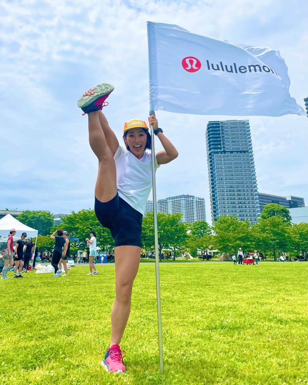 TOMOMIさんのインスタグラム写真 - (TOMOMIInstagram)「Today was a women-only event 😆❤️🏃🏿‍♀️ INFINTY× lululemon🍋 @morikawa.chiaki  @lululemonjp   1 hour endurance relay marathon🎽 TEAM Sporanger🫡❤️👭 @anna97114  @saachi_10  @misato1030   The baton is a soap bubble🫧 It was fun😁💓✨  It was the best event because there is also a rental buggy run and parents and children can enjoy it🥰🥰🥰  Even in the @vitamin.marathon ,  I incorporated the buggy run part🍊 I thought again that I wanted it to be more popular in Japan🥹🇯🇵✨  Thank you very much for the best time❤️✨  －－－－－－－－－－－－－－－－ 今日はちあきさん主催INFINTY× lululemon🍋女性限定イベントに参加して来ました😆❤️🏃🏿‍♀️ @morikawa.chiaki  @lululemonjp   1時間耐久リレーマラソン🎽ということで スポレンジャー結成🫡❤️👭 @anna97114  @saachi_10  @misato1030   バトンがシャボン玉🫧で一周走るごとにシール貼ってカウントしてたり みんなでわちゃわちゃすぎて楽しかったぁ😆❤️❤️❤️  レンタルバギーランもあって 親子で楽しめるイベントになっていて最高でした🥰🥰🥰  ビタミンマラソンでもバギーランの部を取り入れていたのだけど 日本でともっと普及したら嬉しいなって改めて思いました🥹✨  最幸な時間を本当にありがとうございました❤️✨  #athlete #running #marathon #trail #trailrunning #mountain #japan #runner  #尾藤朋美 #世界のBITOH #日本代表 #アスリート #ランナー #トレイルランナー #マラソン #トレイルランニング  #世の中で最も過酷なマラソン  #サハラ砂漠250kmマラソン」5月28日 19時23分 - tomomi_fitness