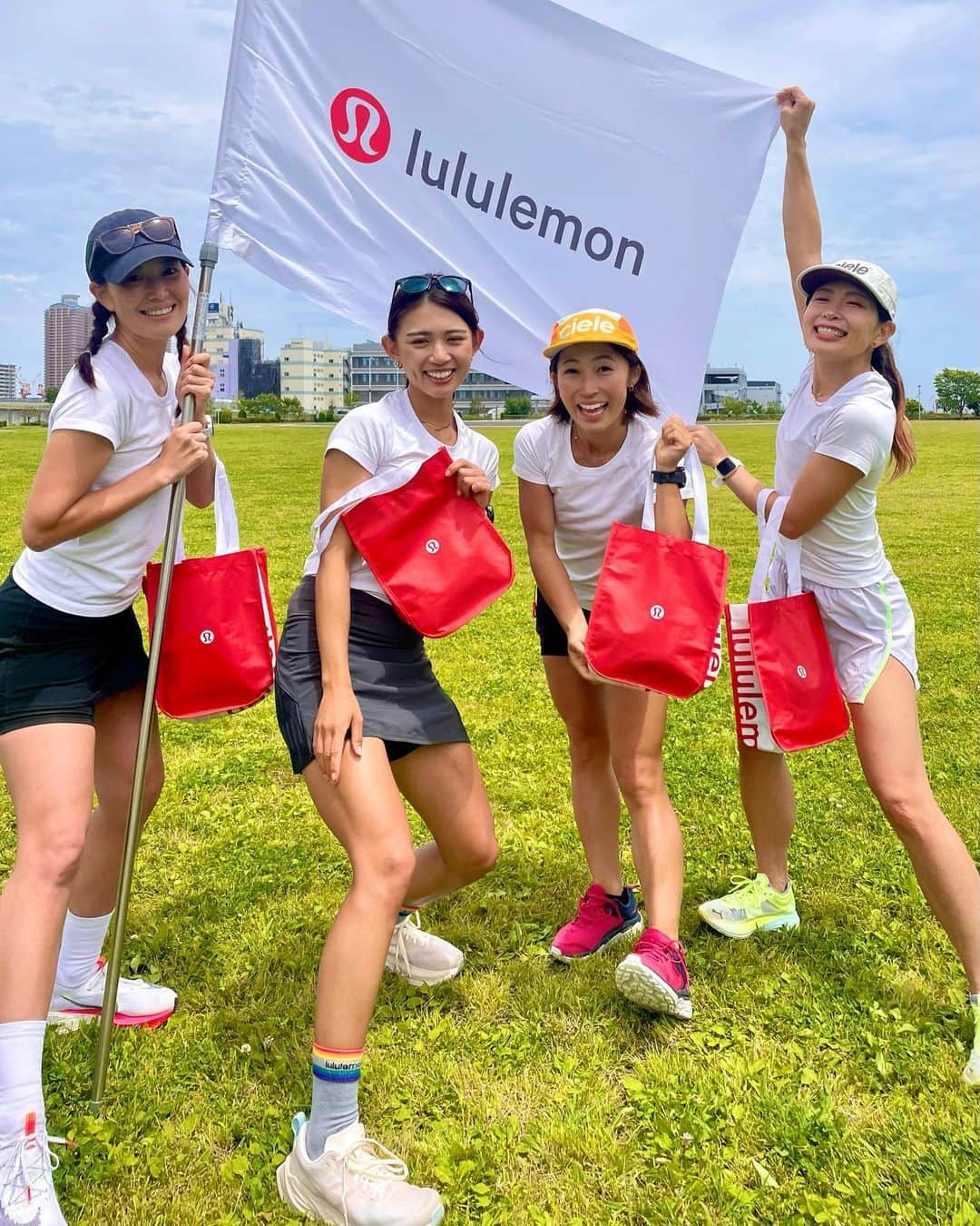 TOMOMIさんのインスタグラム写真 - (TOMOMIInstagram)「Today was a women-only event 😆❤️🏃🏿‍♀️ INFINTY× lululemon🍋 @morikawa.chiaki  @lululemonjp   1 hour endurance relay marathon🎽 TEAM Sporanger🫡❤️👭 @anna97114  @saachi_10  @misato1030   The baton is a soap bubble🫧 It was fun😁💓✨  It was the best event because there is also a rental buggy run and parents and children can enjoy it🥰🥰🥰  Even in the @vitamin.marathon ,  I incorporated the buggy run part🍊 I thought again that I wanted it to be more popular in Japan🥹🇯🇵✨  Thank you very much for the best time❤️✨  －－－－－－－－－－－－－－－－ 今日はちあきさん主催INFINTY× lululemon🍋女性限定イベントに参加して来ました😆❤️🏃🏿‍♀️ @morikawa.chiaki  @lululemonjp   1時間耐久リレーマラソン🎽ということで スポレンジャー結成🫡❤️👭 @anna97114  @saachi_10  @misato1030   バトンがシャボン玉🫧で一周走るごとにシール貼ってカウントしてたり みんなでわちゃわちゃすぎて楽しかったぁ😆❤️❤️❤️  レンタルバギーランもあって 親子で楽しめるイベントになっていて最高でした🥰🥰🥰  ビタミンマラソンでもバギーランの部を取り入れていたのだけど 日本でともっと普及したら嬉しいなって改めて思いました🥹✨  最幸な時間を本当にありがとうございました❤️✨  #athlete #running #marathon #trail #trailrunning #mountain #japan #runner  #尾藤朋美 #世界のBITOH #日本代表 #アスリート #ランナー #トレイルランナー #マラソン #トレイルランニング  #世の中で最も過酷なマラソン  #サハラ砂漠250kmマラソン」5月28日 19時23分 - tomomi_fitness