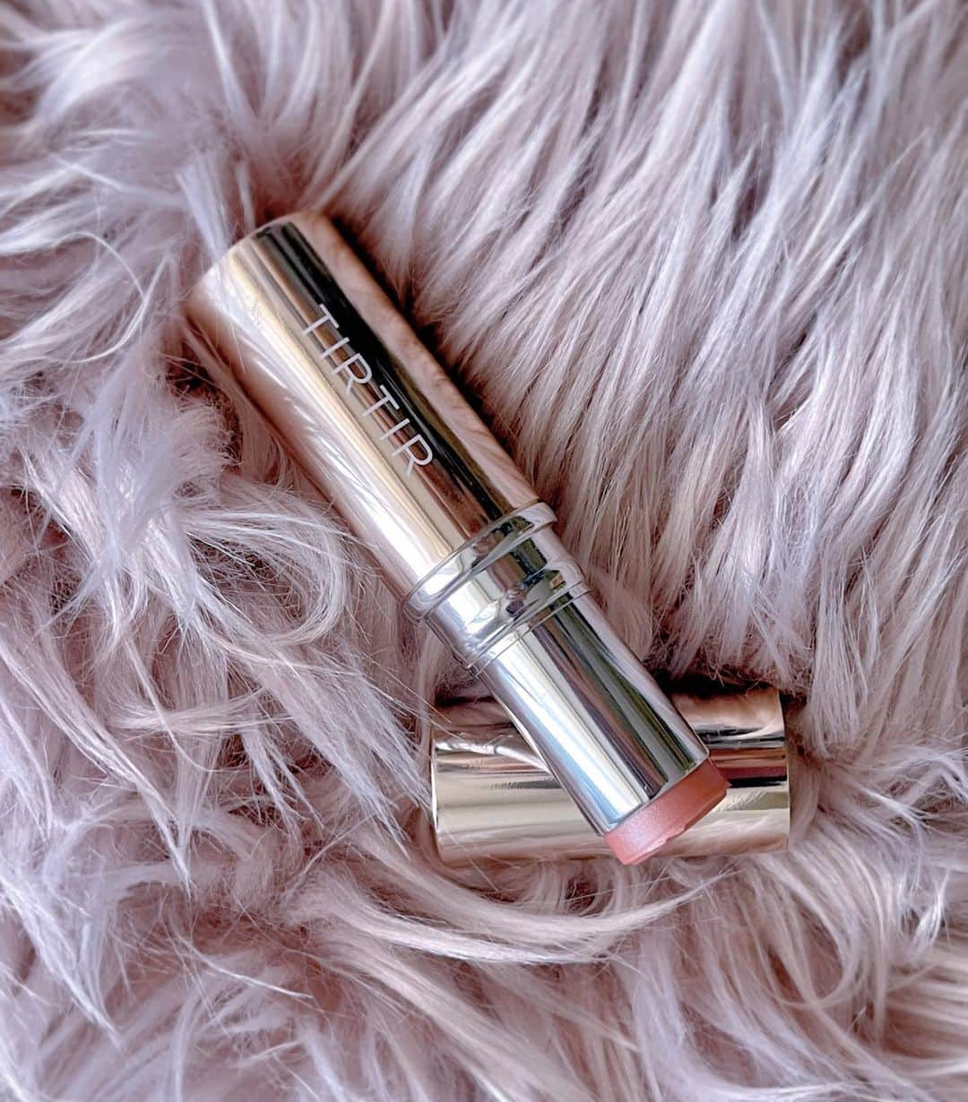 くまくまくまのインスタグラム：「・ TirTirさんの人気アイテムー My Glow Highlighter 🩷  普段からハイライター愛用してて、ほぼパウダータイプだったから、バームタイプは初めて〜✨  「Rosybeam」を選んだけど  顔に使ってみると、体温で柔らかく溶けて、ピンクの色味は強くないけど、ナチュラルな血色感♡  濡れツヤ感も半端なく、水分たっぷりみたいな水光肌になれるの🤗🎵  全然ベタつかないし、意外と落ちにくくて、キープ力すごくて気に入った〜👍  ツヤ肌になりたい人ぜひぜひ試してみて〜🌹 @tirtir_jp_official  #TIRTIR #ティルティル #マイグロウハイライター#水光肌 #ツヤ肌 #メルティングバーム#ツヤ肌メイク#sponsored#メイク好き#韓国メイク#コスメレポ#韓国美容#韓国コスメ#韓国コスメレビュー#Qoo10おすすめ#Qoo10購入品#コスメレビュー#オススメコスメ#ハイライト#ハイライター」