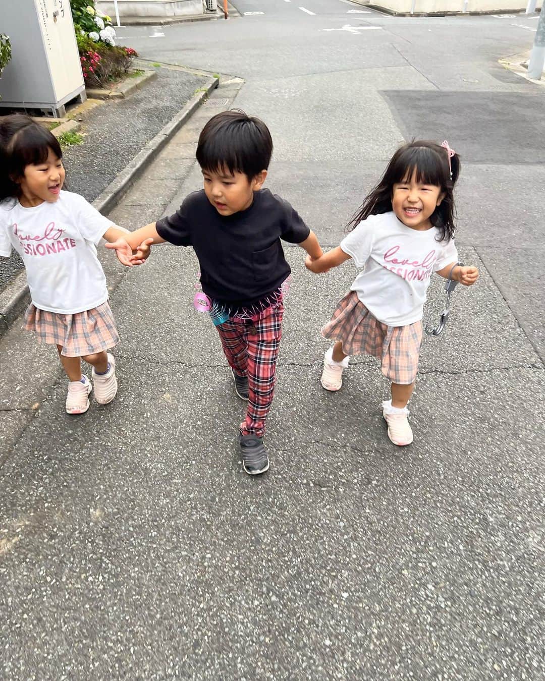 中根麗子さんのインスタグラム写真 - (中根麗子Instagram)「今日は、目黒不動のお祭りへ行きました💗 みんなお祭り大好きなので、今日もテンションマックス💗  楽しかったね💗  #お祭り #4歳 #5歳 #双子」5月28日 19時25分 - reiko_nakane