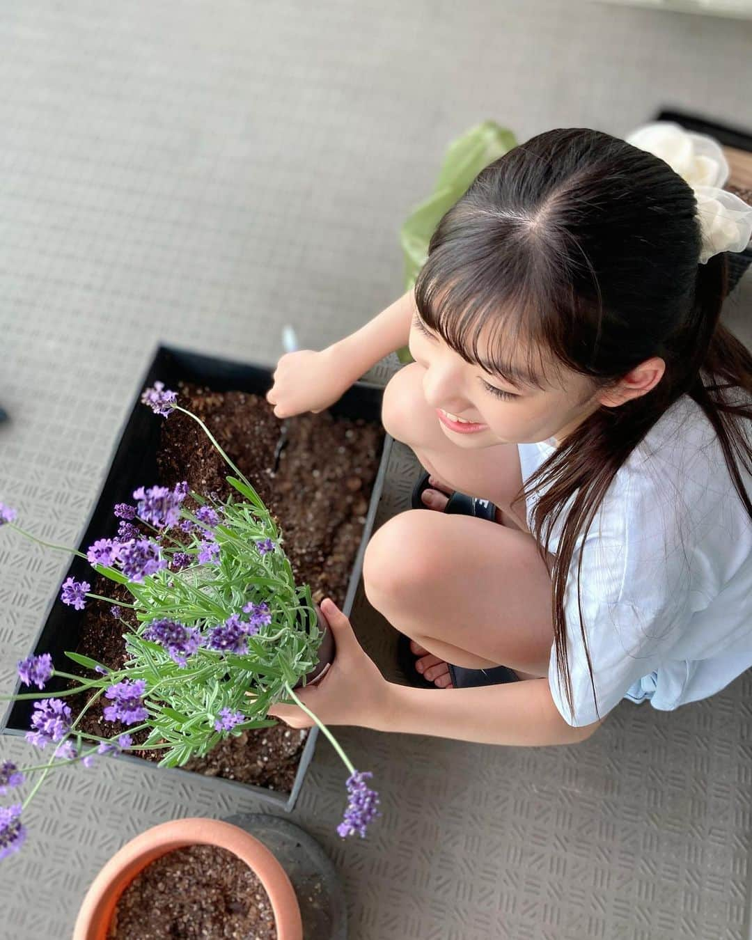 上埜れのんさんのインスタグラム写真 - (上埜れのんInstagram)「•*¨*•.¸¸☆  可愛いガーデンで🪴🌱🌿❤️  今日は おうちで ラベンダーを植えたよ💜 毎日、見るの楽しみ꙳⋆⸜(´˘`𓐍) ⸝ꔛ♡ お水もしっかりあげよう🌱🩵  #小学生女子#女の子コーデ#kidsfashion #お花#ハーブ園#ラベンダー」5月28日 19時35分 - xxrenonxx