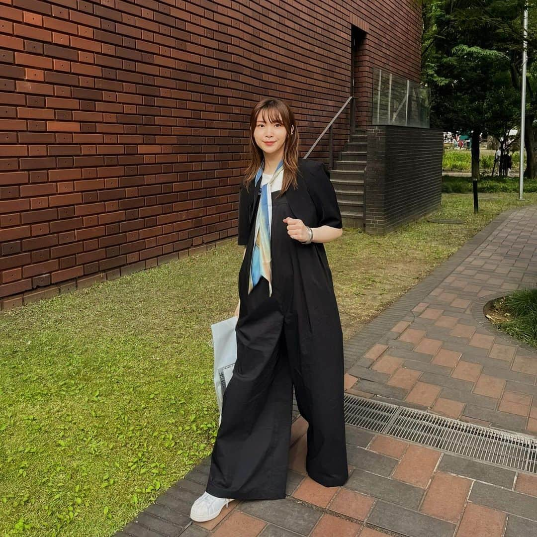 蒼山幸子さんのインスタグラム写真 - (蒼山幸子Instagram)「あと2.3日したら梅雨入りのようで そわそわします。🐌 ライブももうすくだ。 先日見たTARで ケイトブランシェット様演じる ターのハンサムルックが めちゃくちゃかっこよく もろに影響を受けジャケット欲が 煽られてしまったわたし。 我ながら安直であります、、 ケイト様には到底なれないが このショートジャケットはたぶん、 この夏たくさん着る。」5月28日 19時35分 - sachiko_aoyama