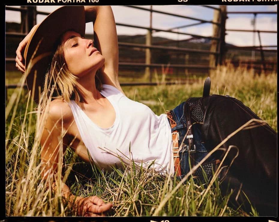 ブリジット・マルコムのインスタグラム：「A very fun day with the best group of humans (@lucaspassmore @passmorecupcakes @luke_wyoming )at the best place ever (@diamondcrossranch) ❤️❤️✨✨」