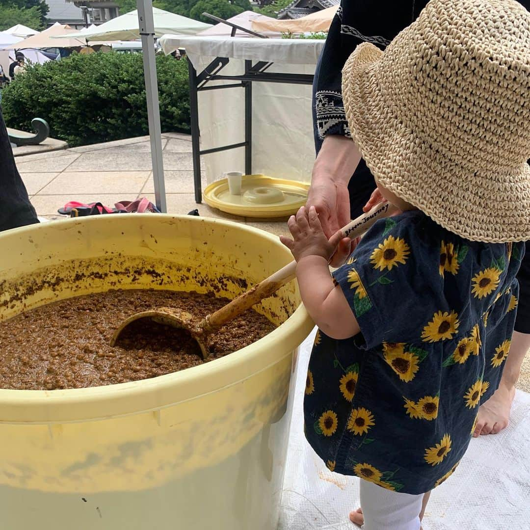 空木マイカさんのインスタグラム写真 - (空木マイカInstagram)「東別院朝市　 @higashibetsuin_asaichi での お醤油天地返し＆NURF お越しいただいたみなさん ありがとうございました🥰  回を追うごとに自分たちの 居場所になっていくのを感じて すごく心地よかったです。  お醤油の天地返しというと 空の樽に入れ替えて 天と地を返すイメージがありますが それだとすぐに作業が終わってしまうので ここではたくさんの人に触れてもらえるよう 下の方を柄杓ですくって 上に置くという形にしています。 小さなお友達もたくさん 参加してくれましたよ❤️  NURFは支柱づくりと雑草折り！ 終わった後には朝市で買った おいしいパンと畑の野菜で サンドイッチ会。 畑のレモンバームで作った ハーブ水も美味しかったです☺️  NURFの畑は東別院さんが @higashibetuin 空いていた場所を貸してくださり 誰でも参加できるみんなの畑として 使わせていただいています☺️ いつもありがとうございます！  🌱🌱🌱🌱🌱🌱 NURF:Nagoya Urban Regenerative Farmは 都会の空き地で、リジェネラティブ農業によって 炭素固定をしながらエディブルガーデンをつくり、 名古屋をエディブルシティにしていくプロジェクトです。  海のリズムにあわせて波に乗るSURFのように NURFは都会で自然のリズムに耳を澄ませます。  @greenjourney2020  6/28もお醤油天地返し＆NURFあります！ 7月、8月はお休みなので ぜひいらしてくださいね〜😁 #NURF #お醤油 #手作り醤油  #東別院暮らしの朝市」5月28日 19時28分 - maika_utsugi