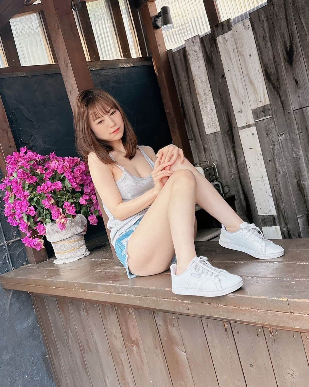 天宮花南のインスタグラム：「アルも私も暑くてバテバテです 完全な夏が怖い」