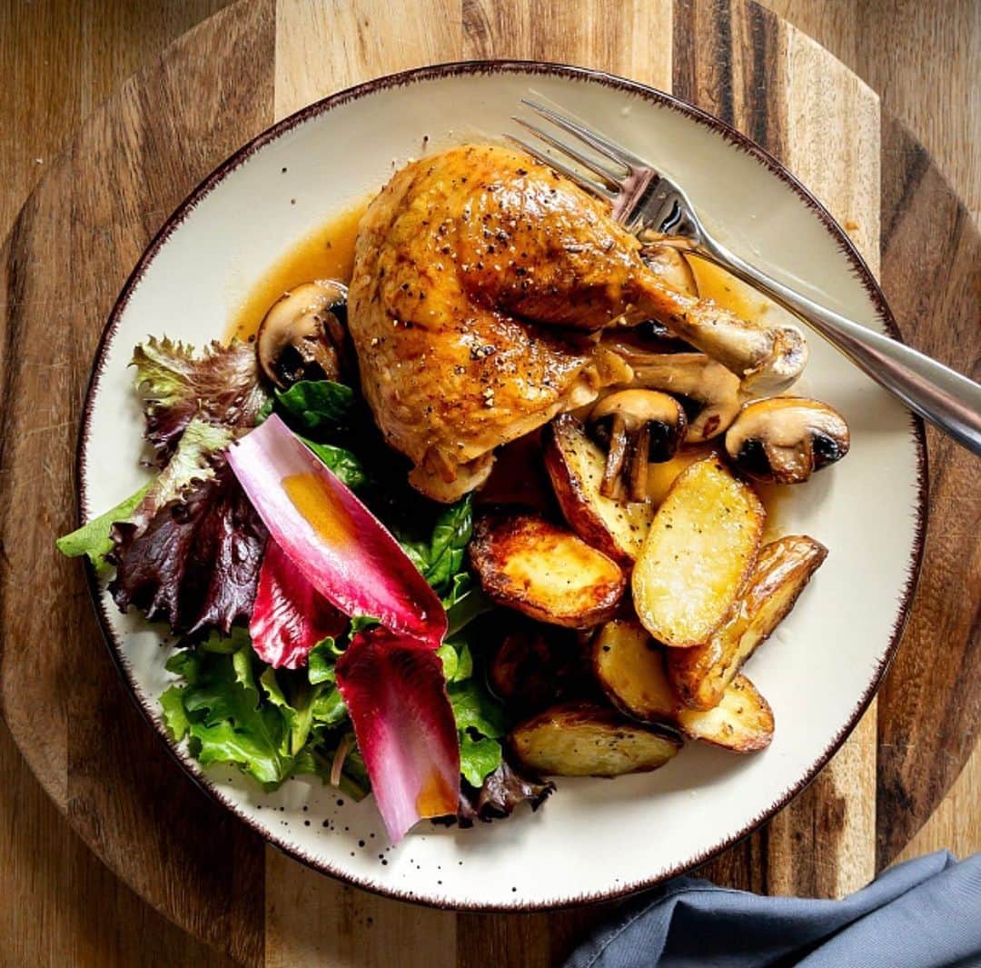 ナイジェラ・ローソンさんのインスタグラム写真 - (ナイジェラ・ローソンInstagram)「Meanwhile, over on @foodim, this utterly gorgeous photograph by @garlicrosemaryandsalt of his lemon-garlic-and-thyme-roasted chicken with bitter leaves and roast Charlotte potatoes is, of course, #postoftheweek!」5月28日 19時33分 - nigellalawson