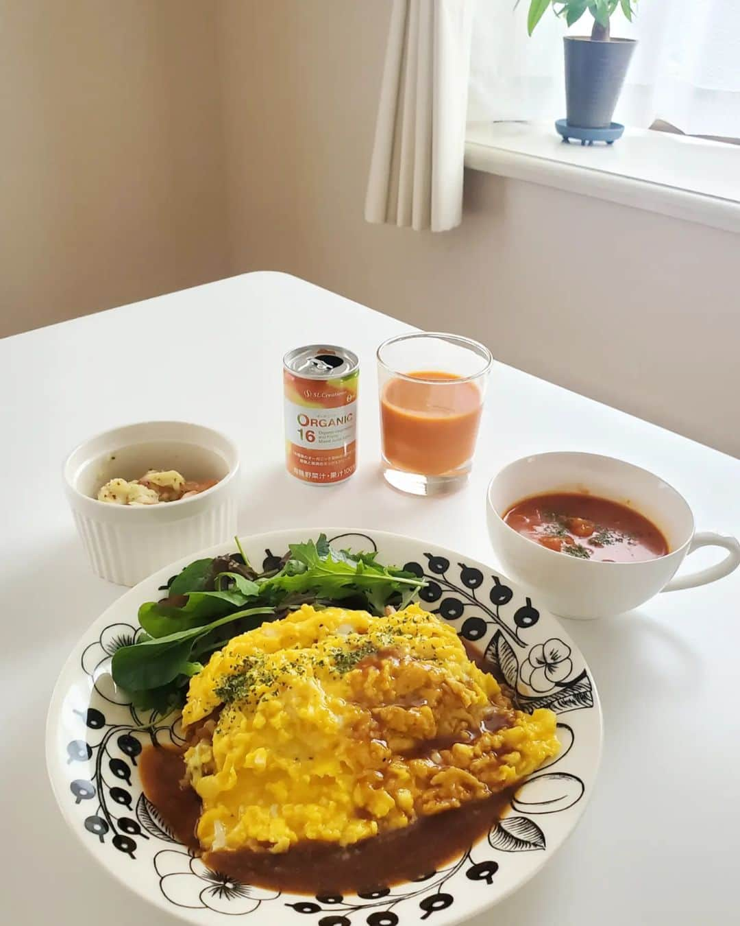 小谷津友里さんのインスタグラム写真 - (小谷津友里Instagram)「ふわとろオムライス作り👩‍🍳🏠️ 半熟の卵に包丁で切り込みいれて開いて、 ふわとろ～～に😻！  オムライスって簡単なようで いつも盛り付ける時 緊張するんだよね～🤣 ちょっとした具合でキレイに仕上がるかどうか 出来映えが変わる🤣  動画を見ながら作ってみたよ！  ふわとろにするコツは フライパンで卵を半熟まで加熱したら、 一回ボウルに戻して かき混ぜる！ 再度フライパンで卵をまとめると 焦らずに出来てキレイに仕上がった😚  この日のメニューは  ✔️プロ直伝のふわとろオムライス ✔️たっぷり具材のミネストローネ ✔️北海道産ポテトのサラダ用ベース　 ✔️ＯＲＧＡＮＩＣ１６  食材は全部、SL Creationsのもの！ オムライスはキットになっていて 初心者でも上手に作れるように 必要な食材が揃ってて、レシピ動画もあるよ😚  ポテトサラダのベースは冷凍のじゃがいもを 電子レンジで解凍するだけで使えるんだけど これめちゃくちゃ便利！ じゃがいもの加熱や皮むき、潰す工程がないだけで 調理時間を短縮できる😚  全部冷凍食品で届くから 保存もきくし、 今回も冷凍食品とは思えないほど美味しかった😚💕  @slcreations_official  #slcreations #安心安全 #冷凍食品 #無添加 #slcreationsのある暮らし #PR  #簡単時短 #エスエルクリエーションズ #オムライス #cooking #自炊記録 #ふわとろオムライス #オーガニック #野菜ジュース #ミネストローネ #ポテトサラダ」5月28日 19時34分 - yurikoyatsu