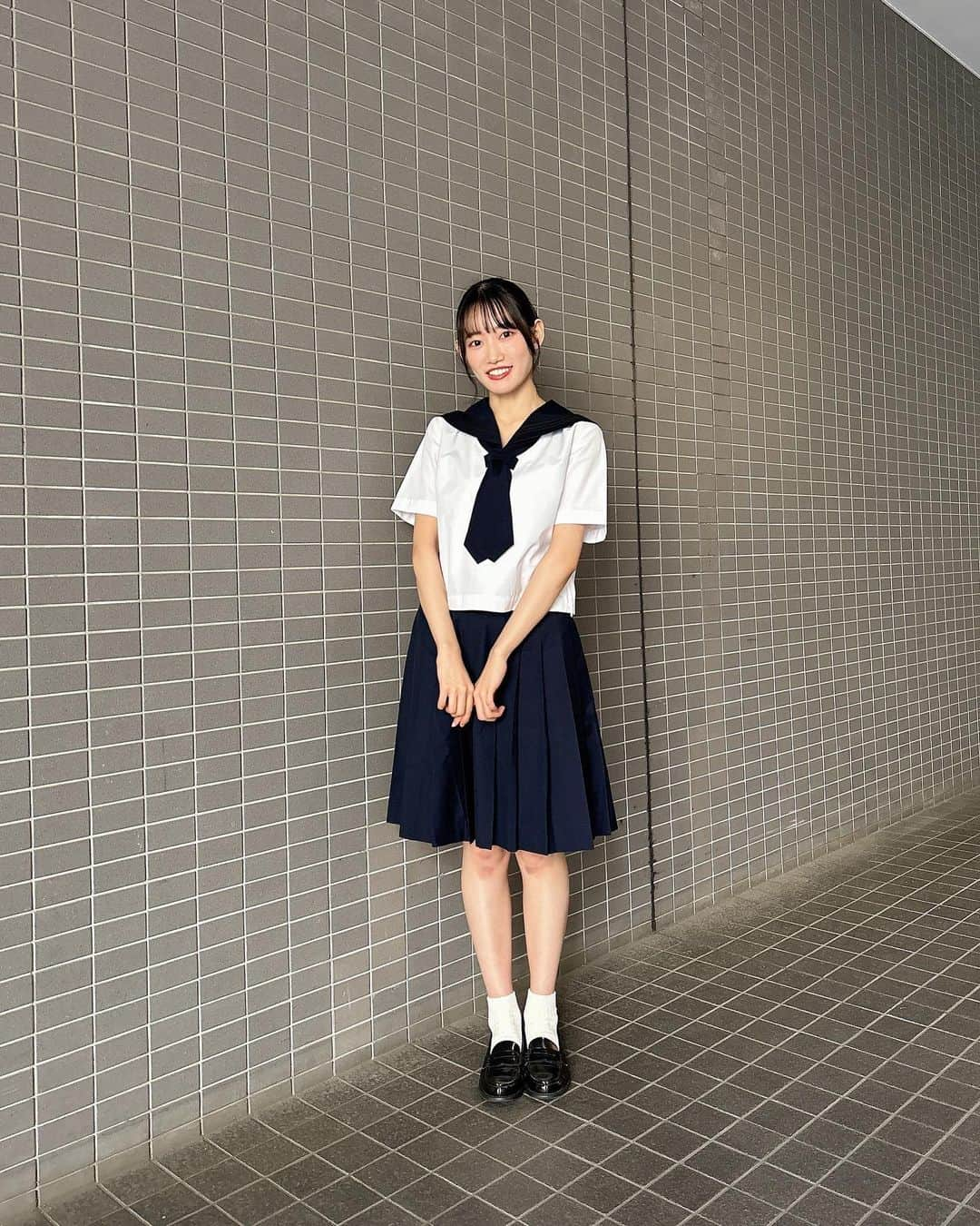 黒須遥香さんのインスタグラム写真 - (黒須遥香Instagram)「オンラインお話し会 ２日間ありがとうございました！  １日目のテーマは「中学生風」📚 セーラー服でスカートも膝丈で、髪は低めのひとつ結び！清楚にまとめてみました☺︎ 生徒会、入ってそう！     ２日目は、「高校生風」🏫 制服にパーカーというちょいイケスタイルが憧れだったので、夢が叶いました！ 裏起毛でとても温かったです…☺︎  「女子高生　パーカー」で調べたらみんなパーカーの紐を結んで髪型お団子だったから真似っこした！  .  次回、６月は「浪人生風」と「大学生風」です！お楽しみにー！  .  #パーカーコーデ #ブルーパーカー #パーカー  #ベンデイビス #bendavis #制服 #セーラー服 #制服アレンジ #女子高生 (ではない) 本当は #女子大生」5月28日 19時43分 - kuros.mile_haruka