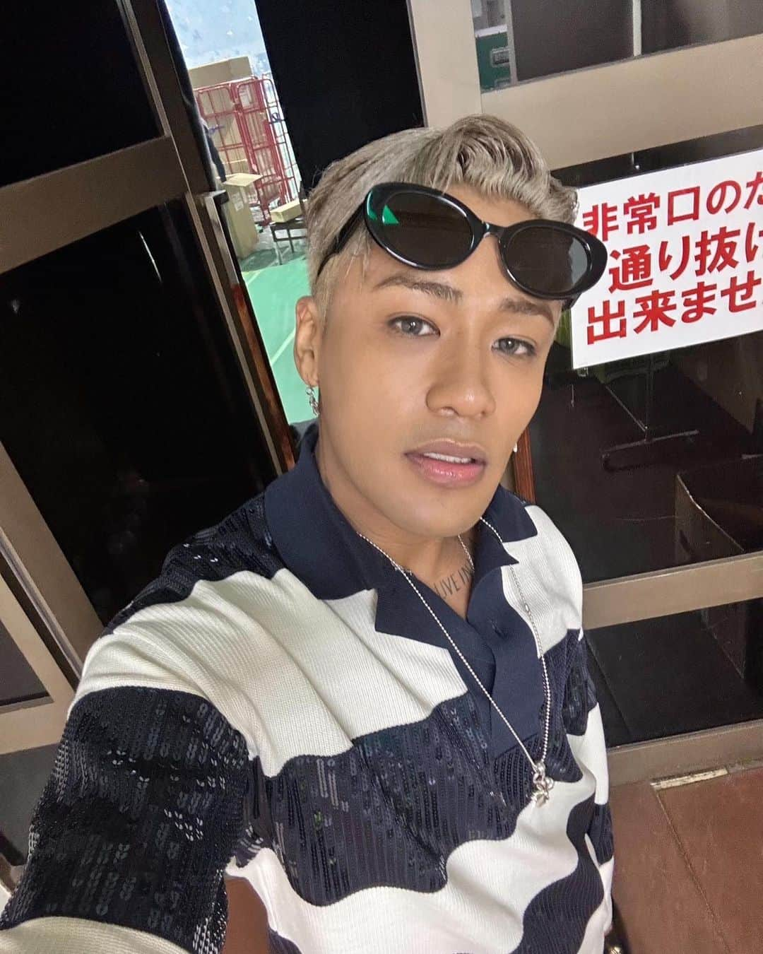 ELLYさんのインスタグラム写真 - (ELLYInstagram)「HOME TOWNライブ やっと青森の皆んなに会えたし おばぁちゃんお母さん見せれた🖤 親孝行出来ました また会いましょう🍎」5月28日 19時36分 - elly24soul