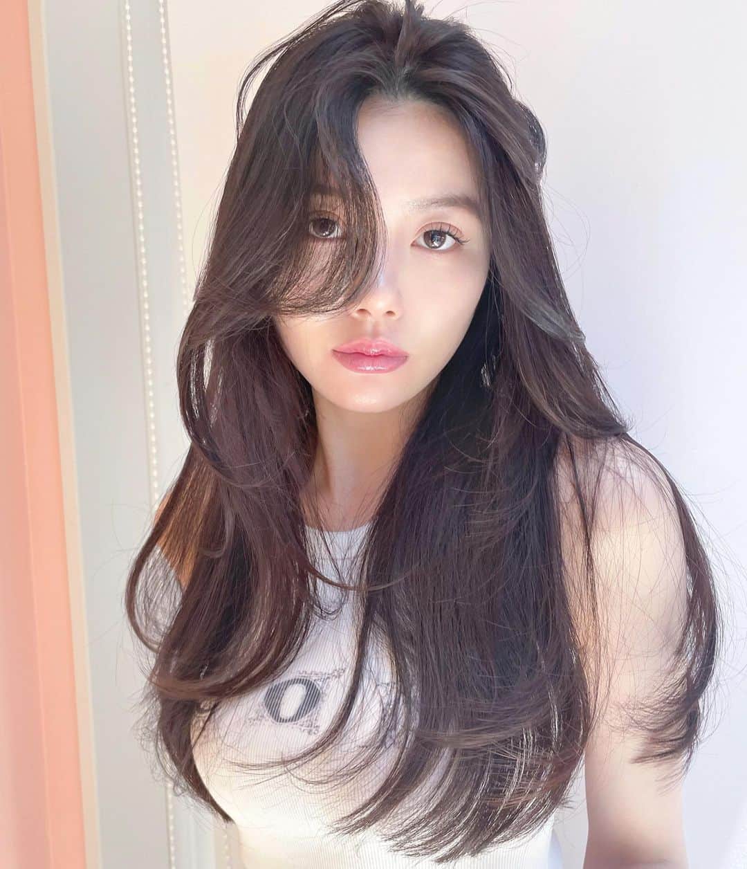 原涼香のインスタグラム：「美🤍なかのはちゃんも #레이어드컷 と HITAトリートメント🎀✨ ワンカール巻くだけでボリュームと色気がでます🫶🏻 ちょーかわいー(⸝⸝⸝ᵒ̴̶̷ ⌑ ᵒ̴̶̷⸝⸝⸝)♡ ㅤㅤㅤㅤㅤㅤㅤㅤㅤㅤㅤㅤㅤ ㅤㅤㅤㅤㅤㅤㅤㅤㅤㅤㅤㅤㅤ ㅤㅤㅤㅤㅤㅤㅤㅤㅤㅤㅤㅤㅤ  #SHIMA#韓国ヘア#韓国スタイル#レイヤーカット#ワンホンヘア#ワンホン#ダークトーン#網紅#初カラー#暗髪#ベージュカラー#ラベンダーカラー#グレージュ#オリーブカラー#透明感カラー#銀座美容院#銀座美容室#美容師#시스루뱅#레이어드컷#koreanhair」