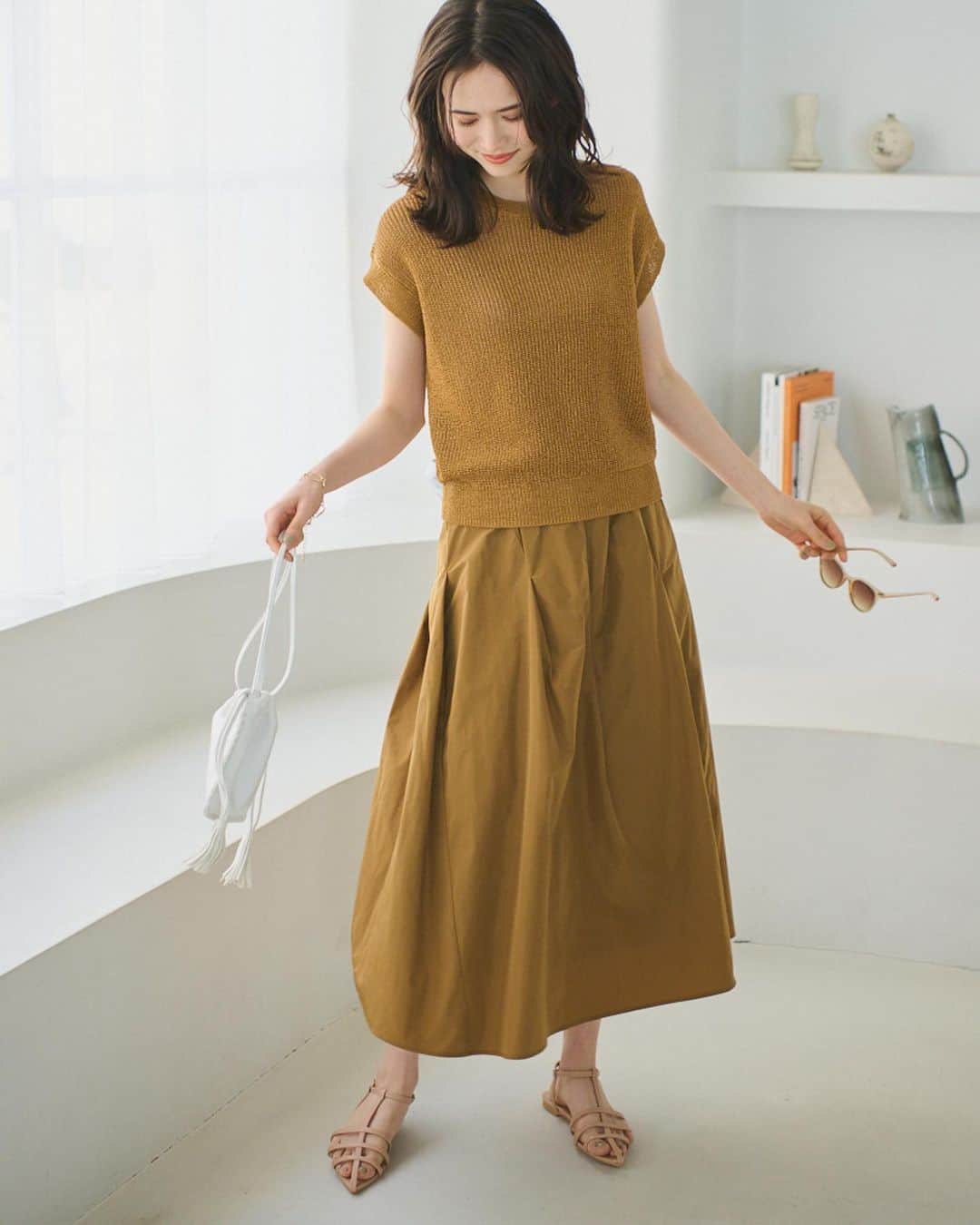 LOUNIE（ルーニィ）さんのインスタグラム写真 - (LOUNIE（ルーニィ）Instagram)「いつでも映えるシルエットをKEEP シャカシャカ素材のスカート。  これからの季節はまとわりつかないスカートが好都合。  ウエストはオールゴムで、 ドロストディテールがほんのりスポーティ。 ボトムスにボリューム感があるとシンプルなトップスと合わせるだけでおしゃれ見えが叶います。  #LOUNIE#ルーニィ#タックスカート#ブラウスコーデ #通勤コーデ #オフィスカジュアル #ミントグリーン」5月28日 19時38分 - lounie_jp