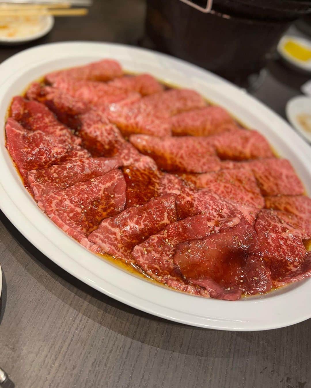 ImotoEtsuyo さんのインスタグラム写真 - (ImotoEtsuyo Instagram)「三軒茶屋駅5分！ 和牛と極上の米、 大阪ホンマもんのタレ焼肉が 頂ける　@maru29.sancha へ。  こちら、まる29の焼肉は 甘いもみダレをまとった肉を 炭火で焼き、酸味のあるつけダレで 食べるスタイル！  「黒毛和牛」と「あか牛」など 上質なお肉を炭火でジューッと焼きます。 お肉の旨味が口いっぱいに広がり 甘みと酸味、2つのタレの ハーモニーがクセになるおいしさ！  このタレは、大阪・鶴橋で創業50年を 数える「まるはん」の秘伝のタレ。 門外不出だったタレ、本場の味が 東京三軒茶屋の　で頂けるとは、 焼肉好きには嬉しいですよね。  焼肉といえばご飯！ お米にも拘っていて 「京都の老舗米屋 八代目儀兵衛」が、 こちら、まる29の秘伝のタレの ためだけに特別ブレンドした “タレに合うコメ”  肉の美味しさを存分に 楽しめるコースがオススメです。  三軒茶屋で焼肉なら @maru29.sancha  是非行ってみて下さいね。  ・ ・ ✉️東京都世田谷区太子堂2-30-2 📞  03-6805-4529  東急田園都市線 三軒茶屋駅より徒歩5分 東急世田谷線 三軒茶屋駅より徒歩5分  #焼肉 #まる29ごめんなさいキャンペーン #まるにくじゃなくてまるふく #三軒茶屋焼肉 #三軒茶屋グルメ #タレ焼肉 #体育会系焼肉 #焼肉部 #にくすたぐらむ #肉すたぐらむ #焼肉好きな人と繋がりたい #japanesefood #sangenjaya #sancha #東京グルメ #冷麺 #大好き」5月28日 19時40分 - bisuhada