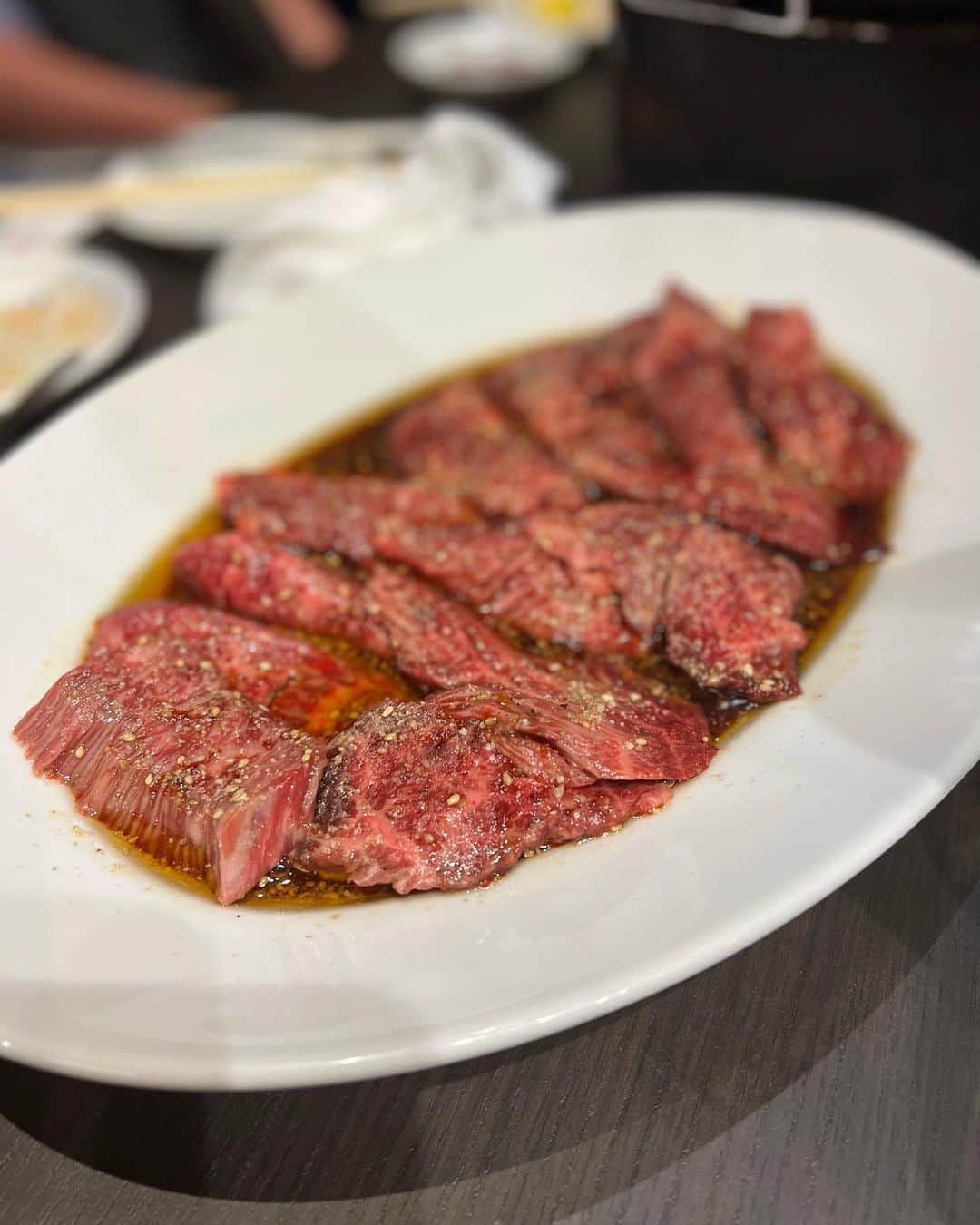 ImotoEtsuyo さんのインスタグラム写真 - (ImotoEtsuyo Instagram)「三軒茶屋駅5分！ 和牛と極上の米、 大阪ホンマもんのタレ焼肉が 頂ける　@maru29.sancha へ。  こちら、まる29の焼肉は 甘いもみダレをまとった肉を 炭火で焼き、酸味のあるつけダレで 食べるスタイル！  「黒毛和牛」と「あか牛」など 上質なお肉を炭火でジューッと焼きます。 お肉の旨味が口いっぱいに広がり 甘みと酸味、2つのタレの ハーモニーがクセになるおいしさ！  このタレは、大阪・鶴橋で創業50年を 数える「まるはん」の秘伝のタレ。 門外不出だったタレ、本場の味が 東京三軒茶屋の　で頂けるとは、 焼肉好きには嬉しいですよね。  焼肉といえばご飯！ お米にも拘っていて 「京都の老舗米屋 八代目儀兵衛」が、 こちら、まる29の秘伝のタレの ためだけに特別ブレンドした “タレに合うコメ”  肉の美味しさを存分に 楽しめるコースがオススメです。  三軒茶屋で焼肉なら @maru29.sancha  是非行ってみて下さいね。  ・ ・ ✉️東京都世田谷区太子堂2-30-2 📞  03-6805-4529  東急田園都市線 三軒茶屋駅より徒歩5分 東急世田谷線 三軒茶屋駅より徒歩5分  #焼肉 #まる29ごめんなさいキャンペーン #まるにくじゃなくてまるふく #三軒茶屋焼肉 #三軒茶屋グルメ #タレ焼肉 #体育会系焼肉 #焼肉部 #にくすたぐらむ #肉すたぐらむ #焼肉好きな人と繋がりたい #japanesefood #sangenjaya #sancha #東京グルメ #冷麺 #大好き」5月28日 19時40分 - bisuhada