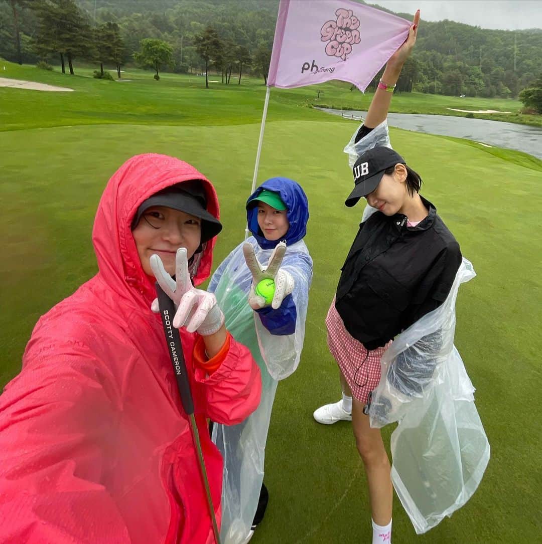キョン・スジンのインスタグラム：「⛳️ 이보다 재밌을 순 없었다..비오는날 다시 모여 ㅋㅋㅋ @thegreencup.official  @hyoni_kang  @seulkie_park  #이맴버리맴버」