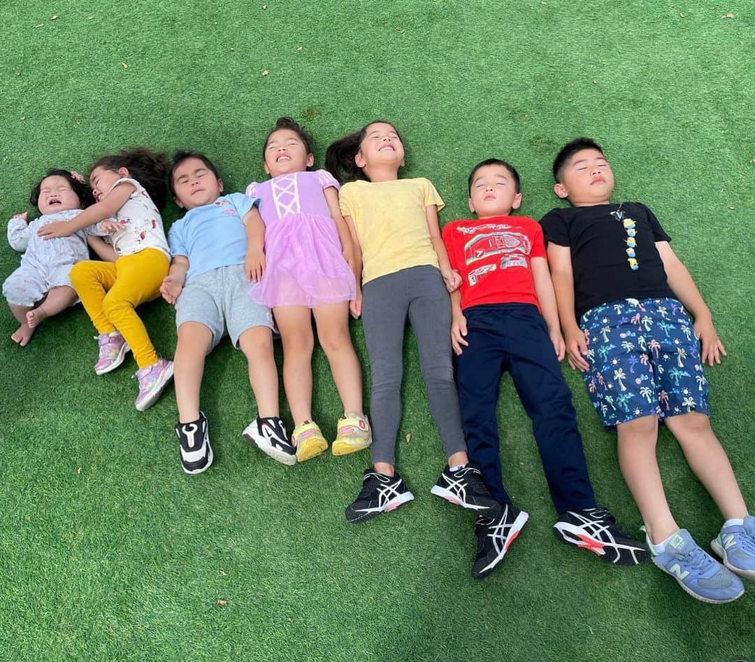 エリナ シルカのインスタグラム：「In 6 years we have gone from 3 to 7 😂 3人からスタートした子供達も7人まで増え、相変わらずわちゃわちゃした幸せな時間でした(^^) マフィ家泊めてくれてありがと〜😘😘😘」