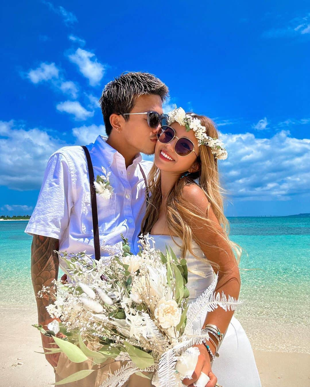 ちゃんもりのインスタグラム：「2023.3.21💍森結婚しました👰🏽‍♀️🤍 と共に5年目宮古島撤退します🏝️🌈 伝えたい事が盛りだくさんですがまずは宮古島へ 5年前の5月🌞リゾバで来たこの島に一目惚れしてからたくさんの絶景を見てたくさんの人と出会いたくさんの経験と思い出ができました🌈 思い返すときりがないけどとにかく毎日が非日常で最高の景色に囲まれて たわいもない日々が愛おしくてみんなの笑顔がばーーーーって蘇ってくる🥹🤍 たくさん笑って時には泣いてこの歳で大切な一生の友達ができて 宮古島は森の第2の地元です🥳🌼 景色に惚れてたのに気づけば大好きな人たちが集まってあったかくて居心地良くて こんな森とたくさんの人が仲良くしてくれてもはや家族 そのせいで出よっかなあと何回か思ってたのに宮古生活楽しくて気づいたら28歳🤣 当たり前になってた非日常と当たり前にいたみんなとのお別れはとっても寂しいホントに🥹 これからもずっと心からみんなが笑っててくれますよーに💋 全ての出会いをくれた美月グループは本当にいい会社で楽しかったあ😂間違いなく森が働いてきた職場で1番です 出会ってくれた人たちみんなが思う以上に感謝の気持ちと愛でいっぱいだよ森 森のインスタ見て宮古島に来てくれた人や宮古島のおかげで森の事知ってくれた人達にもありがとお🥰すごく嬉しいです🌻🤍 これからもたくさんの人が素敵な思い出作ってどこにも叶わない海であり続けますよーに🪸🐠🫧 そんな大好きな宮古島を1番大好きだった10年前の元彼と結婚してついに出ることになりました👰🏽‍♀️🏝️ 1ヶ月最後に仕事させてくれてお客さん全員に直接報告できておめでとうって言ってくれる友達みたいなお客さんばっかで 悔いなくきれいにキャバ嬢も卒業できました🥳本当に感謝しきれない🥲明るいみんなの笑顔絶対忘れない！！！ これからは2人で新しい生活🌈いつも森を優先してくれる素直で優しい愛くるしいたかよしをたくさん愛していきます💋仲良くやってこーね🤍 出会ってくれた人たちと宮古島！！人生において最高の経験と思い出！！！ 本当に本当にありがとうございました😭💐 さあ飛行機乗ります✈️またねーっ🌈 . . . #結婚報告#ウェディングフォト#ウェディングフォト沖縄#ウェディングフォト宮古島#ウェディングフラワー#ドライフラワーブーケ#ドライフラワースワッグ#海ガール#宮古島life#宮古島移住#宮古島ビーチ#宮古島観光#宮古島旅行#伊良部ブルー#プライベートビーチ#ビキニコーデ#東南アジアの海#ブラジリアンビキニ#三角ビキニ#白ビキニ#ビキニ女子#ビキニガール#黒肌女子#ビキニ焼け#宮古島#宮古島ガール#離島暮らし#miyakoisland#miyakojima」