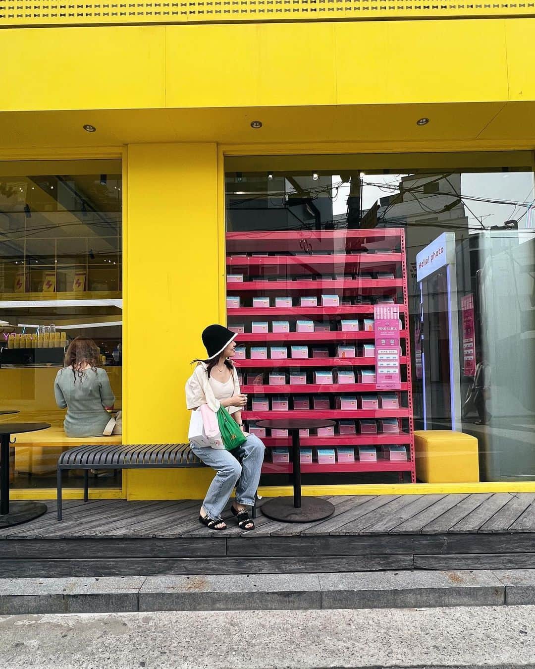 sayocoのインスタグラム：「どこを切り取っても可愛い 狎鴎亭、カロスキルエリア🚶‍♀️💛🩷  JordanとTAMBURINSでお買い物した😇💸 韓国はフレグランスショップが多くて 最近はDiptique一択だったけど TAMBARINS全部良い匂いで 次の渡韓でも買い足したいなあ💘💓  #韓国旅行 #ソウル女子旅 #狎鴎亭#アックジョン#압구정  #カロスキル#카로수길  #sayo_trip」