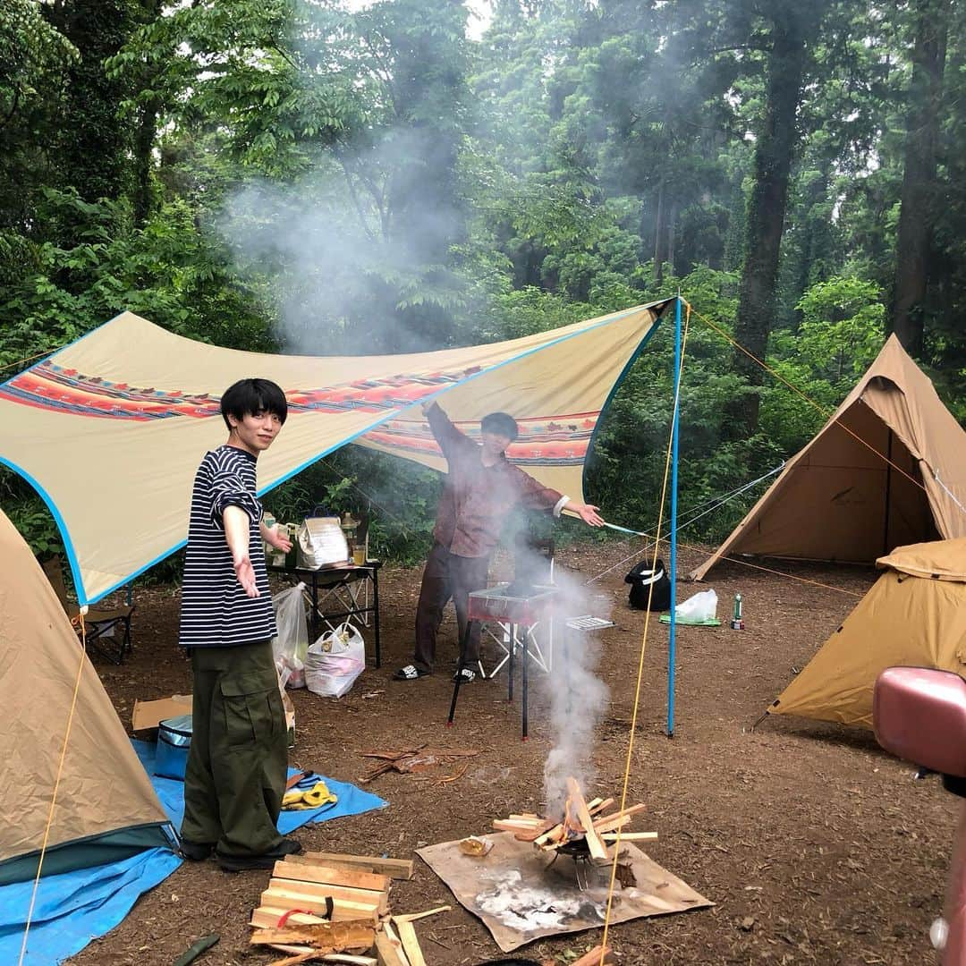 フジイタクミのインスタグラム：「バンドメンキャンプ部活動記録🏕 新入部員のゴンザレスを加えての春キャン。 バーベキューコンロとタープを導入したのでBBQ！  4枚目は3ヶ月ぶりに再開したねこちゃん。  ゴンちゃんが持参の中華鍋で麻婆茄子作ってくれました！ んまかった👍味濃過ぎたけど。  #キャンプ #春キャン #サーカスtc #coleman #logos」