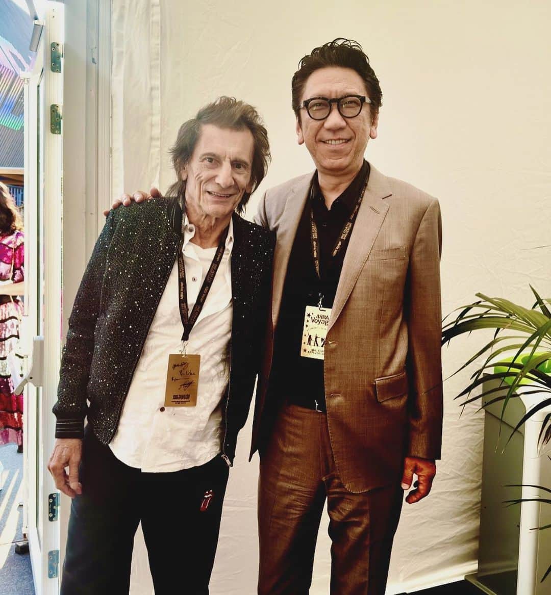 布袋寅泰のインスタグラム：「ローリング・ストーンズのロニー・ウッドと2014年の東京ドームでの共演以来の再会。楽屋で初めてお会いした時と同じ満面の笑顔で「あの時は楽しかったよ！」と思い出してくれた。周りを気遣い場を華やかにするハッピーで温かなお人柄に誰もが笑顔を誘われる。ロニーも参加した先日のジェフ・ベック追悼コンサートの話に花が咲く。ロニーのギターはもちろん「Rice Pudding」で聴かせてくれたベースプレイも素晴らしかった。少年時代に憧れ僕の人生を変えたロキシーミュージックやセックス・ピストルズ、そしてローリング・ストーンズとこうして音と会話を交わすことの喜びは言葉に尽くせない。ロックンロールの魔法はまだまだ解けない。ギタリストで良かった！ロンドンに来て良かった！  #hotei #ronnywood #布袋寅泰　#therollingstones @ronniewood」