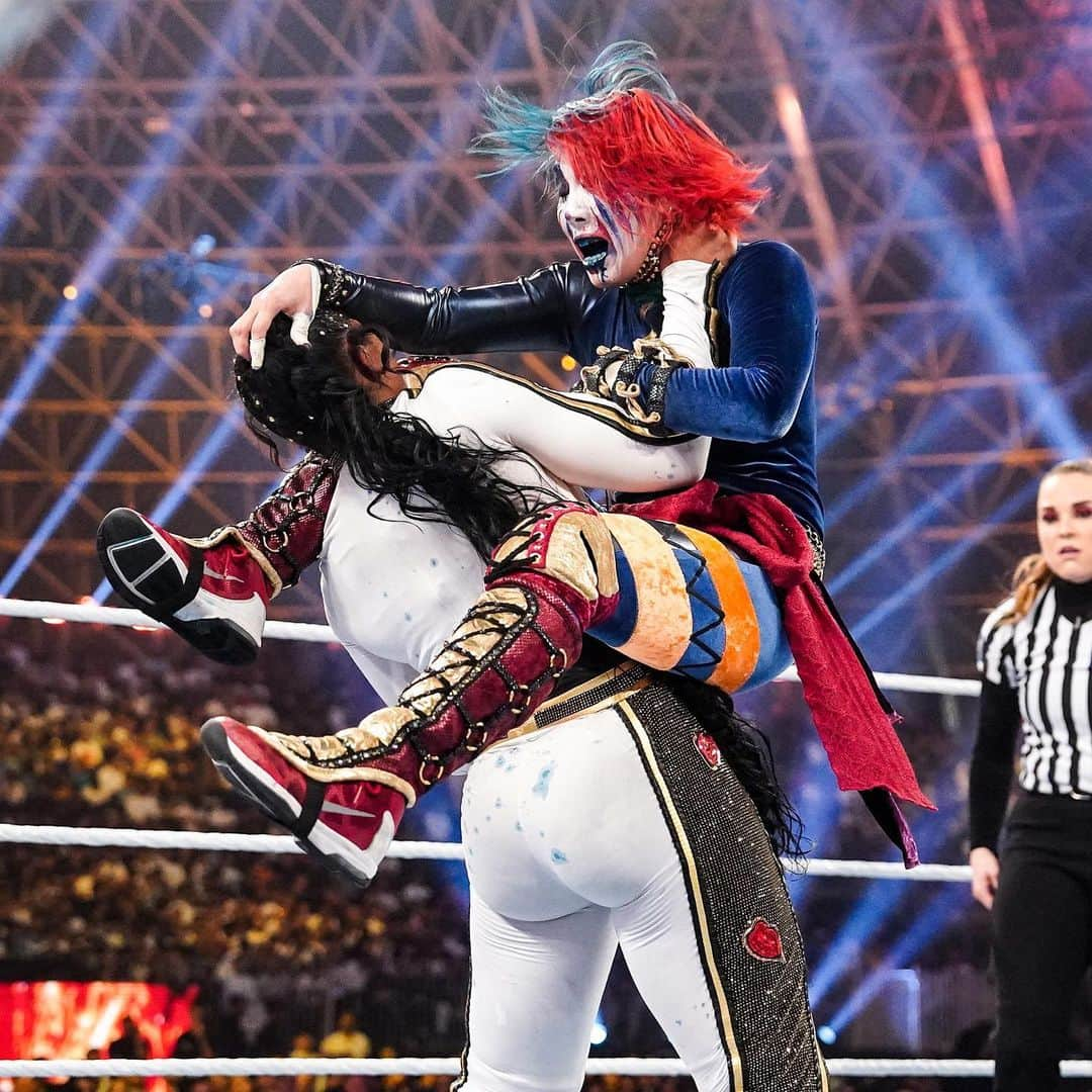 華名（明日華）さんのインスタグラム写真 - (華名（明日華）Instagram)「@biancabelairwwe was not ready for @wwe_asuka, the NEW #WWERaw Women’s Champion!   नई रॉ विमेंस चैंपियन आस्का के लिए तैयार नहीं थीं बियांका बेलेयर! #WWENOC」5月28日 19時46分 - wwe_asuka