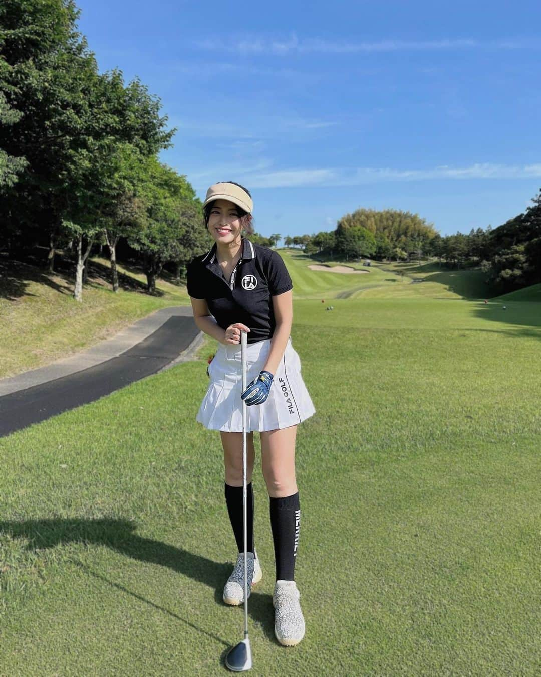 石倉侑芽さんのインスタグラム写真 - (石倉侑芽Instagram)「♡  ひっさしぶりのゴルフ投稿🏌️‍♀️🤍 もう半袖で回れるくらいの季節になったね〜☀️  最近新しくゲットした @filagolf_jp のウェアが可愛すぎる🤍  プリーツスカートは中がズボンになってて スイングしても安心だし ストレッチも効いてて履き心地最高😌🫶 トップスも通気性よくて涼しかった♡  来週末もゴルフだから楽しみだな〜🏌️‍♀️晴れますように☀️🤍  #ゴルフ女子#ゴルフ#ゴルフウェア#ゴルフコーデ #ゴルフスイング#スポーツ女子 #トレーニング女子#ゆめちんゴルフ#FILAGOLF#フィラゴルフ#モノトーンコーデ#夏ゴルフ#夏ゴルフコーデ」5月28日 19時47分 - yume8115