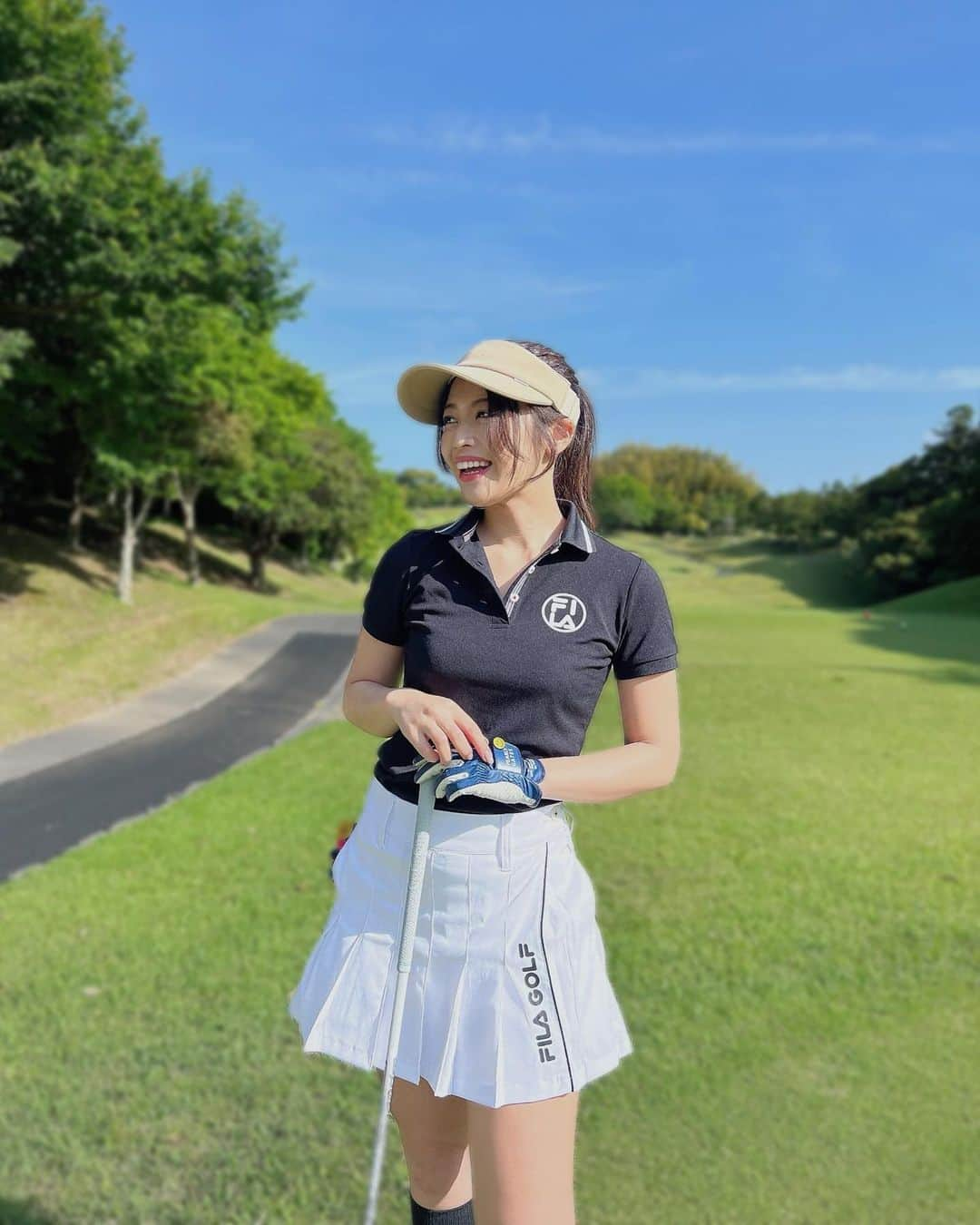 石倉侑芽さんのインスタグラム写真 - (石倉侑芽Instagram)「♡  ひっさしぶりのゴルフ投稿🏌️‍♀️🤍 もう半袖で回れるくらいの季節になったね〜☀️  最近新しくゲットした @filagolf_jp のウェアが可愛すぎる🤍  プリーツスカートは中がズボンになってて スイングしても安心だし ストレッチも効いてて履き心地最高😌🫶 トップスも通気性よくて涼しかった♡  来週末もゴルフだから楽しみだな〜🏌️‍♀️晴れますように☀️🤍  #ゴルフ女子#ゴルフ#ゴルフウェア#ゴルフコーデ #ゴルフスイング#スポーツ女子 #トレーニング女子#ゆめちんゴルフ#FILAGOLF#フィラゴルフ#モノトーンコーデ#夏ゴルフ#夏ゴルフコーデ」5月28日 19時47分 - yume8115