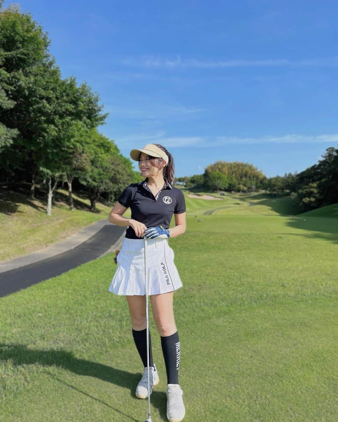 石倉侑芽さんのインスタグラム写真 - (石倉侑芽Instagram)「♡  ひっさしぶりのゴルフ投稿🏌️‍♀️🤍 もう半袖で回れるくらいの季節になったね〜☀️  最近新しくゲットした @filagolf_jp のウェアが可愛すぎる🤍  プリーツスカートは中がズボンになってて スイングしても安心だし ストレッチも効いてて履き心地最高😌🫶 トップスも通気性よくて涼しかった♡  来週末もゴルフだから楽しみだな〜🏌️‍♀️晴れますように☀️🤍  #ゴルフ女子#ゴルフ#ゴルフウェア#ゴルフコーデ #ゴルフスイング#スポーツ女子 #トレーニング女子#ゆめちんゴルフ#FILAGOLF#フィラゴルフ#モノトーンコーデ#夏ゴルフ#夏ゴルフコーデ」5月28日 19時47分 - yume8115