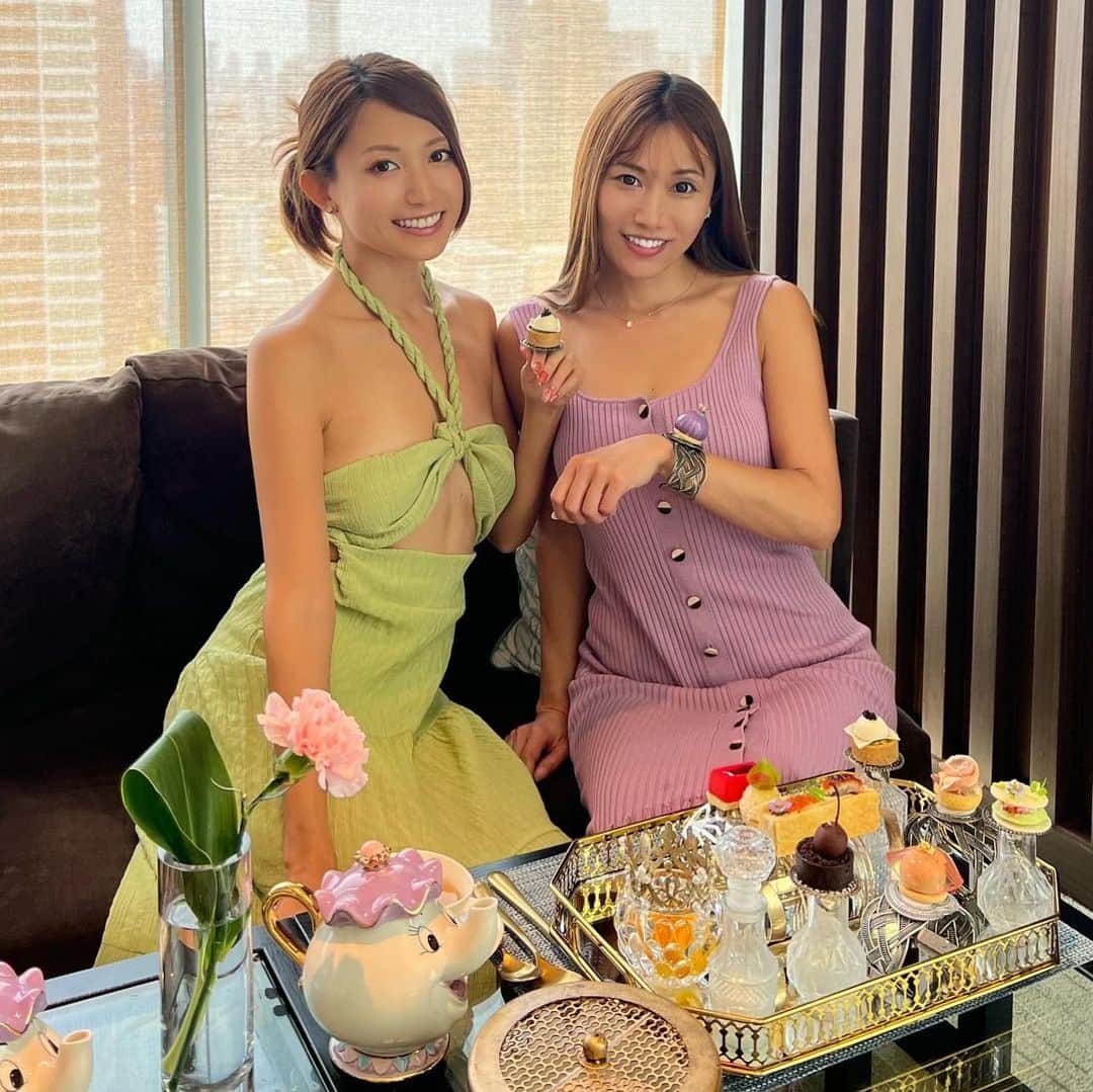 のインスタグラム：「Jewelry Afternoon Tea💍 @137pillarshotelsandresorts   バンコクでアフヌン🫖♥️ ここのアフタヌーンティーは指輪や腕輪の上にスイーツが乗ってて、遊び心があって可愛い♥️ 2人で税込約2500バーツ(1万円)でした💍 この日は26階だったけど、いつもなら27階のプールが見える席でも食べれるみたい💎  #バンコク#Bangkok#バンコクアフタヌーンティー#アフタヌーンティー#アフヌン#ヌン活#afternoontea#hightea#バンコクグルメ#バンコクカフェ#バンコクホテル#バンコク旅行#タイ旅行#海外旅行#海外移住#137pillarssuitesandresidences」