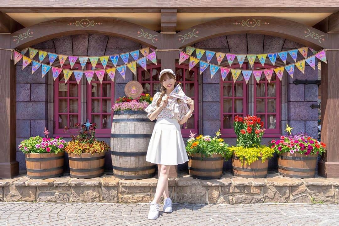 あいにゃんさんのインスタグラム写真 - (あいにゃんInstagram)「ディズニーランドで40周年ならではの写真が 撮れるスポットをまとめたよ〜📷🌈💗💕✨  ①ブレイブリトルテイラー・ショップ横の花壇 ガーランドと花壇でカラフル可愛い写真が💐🫧  ②シンデレラ城裏 ガーランドを持っているキャストさんがいる率が高いので お借りすると特別な写真が撮れちゃうよ🎉✨  ③④シンデレラ城前 お城が40周年の装飾になっているので、 通路から撮ったり、下から煽るように撮ったり、 色々な撮り方を見つけてみてね🎈💗  ⑤パン・ギャラクティック・ピザ・ポート横の壁 40周年のロゴと一緒に撮れるよ！🌈 タイミングが良いとキャストさんがいて、 お写真のお手伝いやガーランドを貸してくれるよ🥰💗💕  最後の一枚にどこの場所か番号で載せたので 見てみてね💡✨  40周年のディズニーランドを満喫したい方は 昨日YouTubeに動画をアップしたので 見てみてね⚠️  "🔍AINYANTUBE"  私たちのちょっぴり後悔した💦 回り方が何かの役に立つかも？！  #東京ディズニーランド#東京ディズニーリゾート#東京ディズニーリゾート40周年#ディズニーランド#ディズニー40周年#ドリームゴーラウンド#シンデレラ城#ディズニーフォトスポット#ディズニーコーデ#夢がかなう場所#tokyodisneyresort#tokyodisneyland」5月28日 20時02分 - ainyan_0302